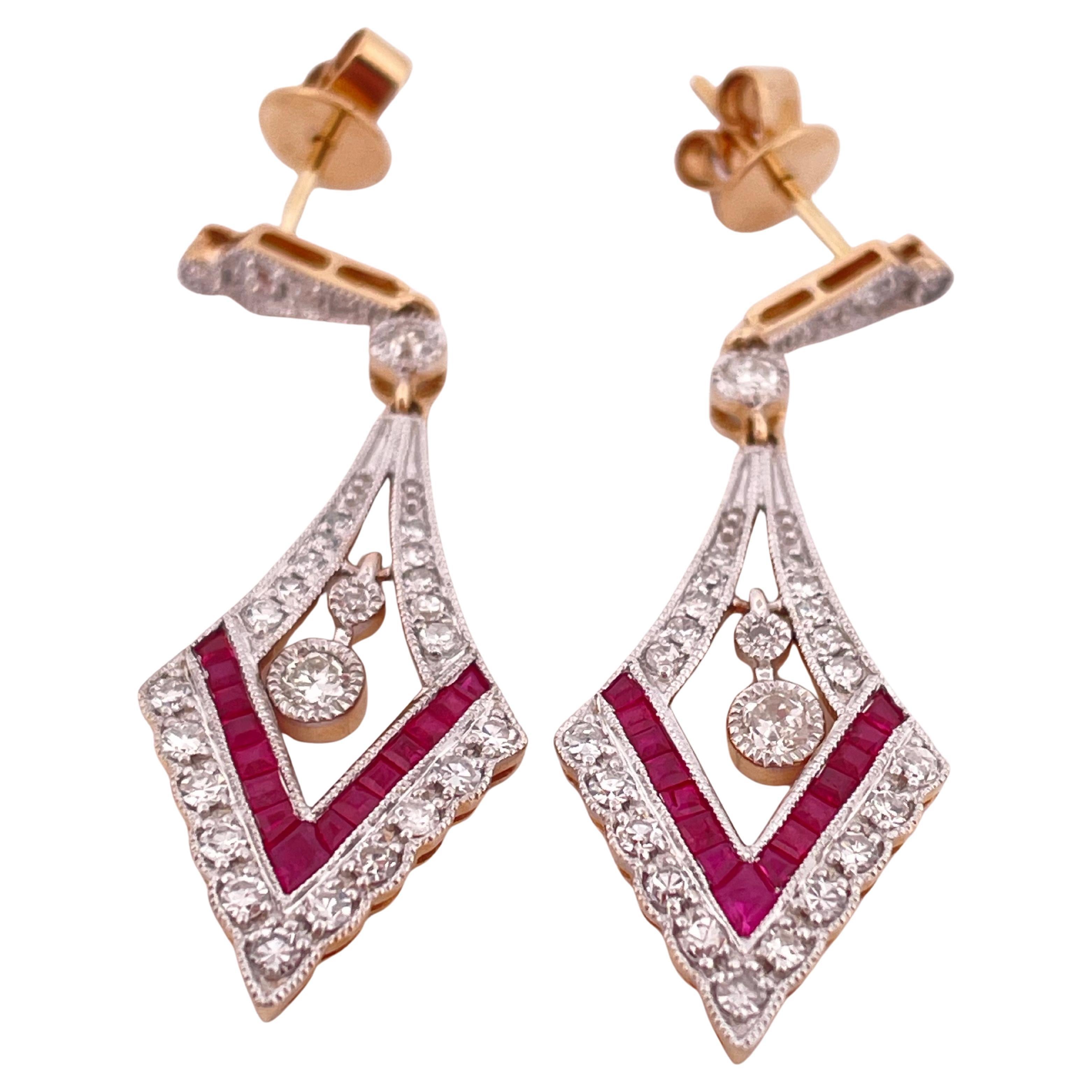 Realizzati in oro giallo e bianco 14 carati, questi orecchini a goccia di ispirazione vintage presentano un'accattivante miscela di geometria ed eleganza. Il design a forma di diamante è riccamente dettagliato con vibranti rubini a taglio quadrato