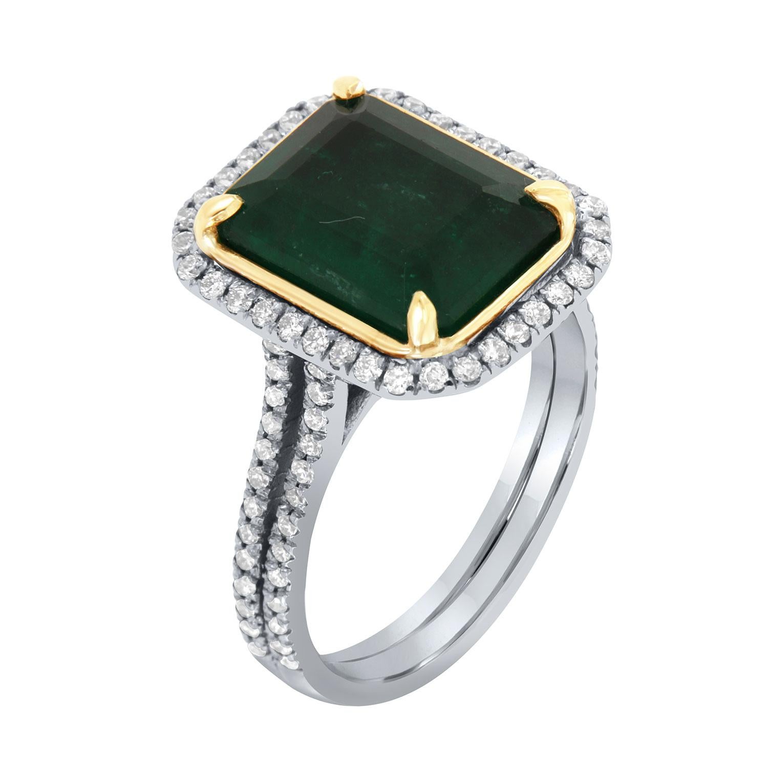 Dieser Ring aus 14-karätigem Weiß- und Gelbgold enthält einen natürlichen grünen Smaragd aus Sambia mit einem Gewicht von 4,75 Karat. Er wird von einem Halo aus runden Brillanten auf einem 3,00 mm breiten Band mit geteiltem Schaft umrahmt. Die