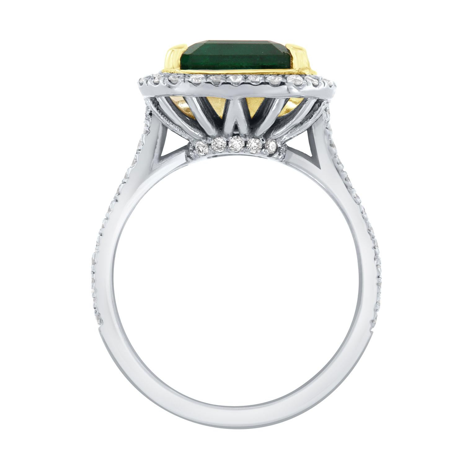 14 Karat Weiß- und Gelbgold GIA zertifizierter 4,75 Karat grüner Smaragd Halo Diamantring im Zustand „Neu“ im Angebot in San Francisco, CA