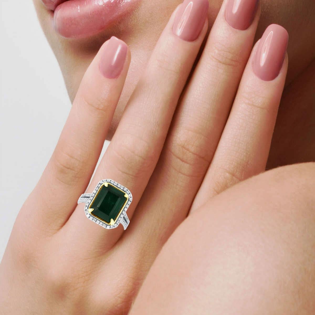 14 Karat Weiß- und Gelbgold GIA zertifizierter 4,75 Karat grüner Smaragd Halo Diamantring Damen im Angebot