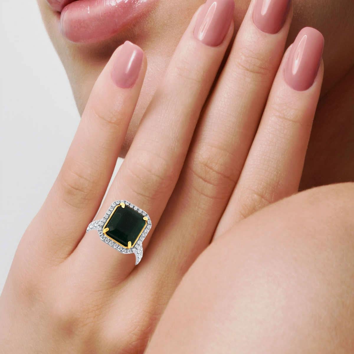 14 Karat Weiß- und Gelbgold GIA zertifizierter 7,51 Karat grüner Smaragd Halo Diamantring Damen im Angebot