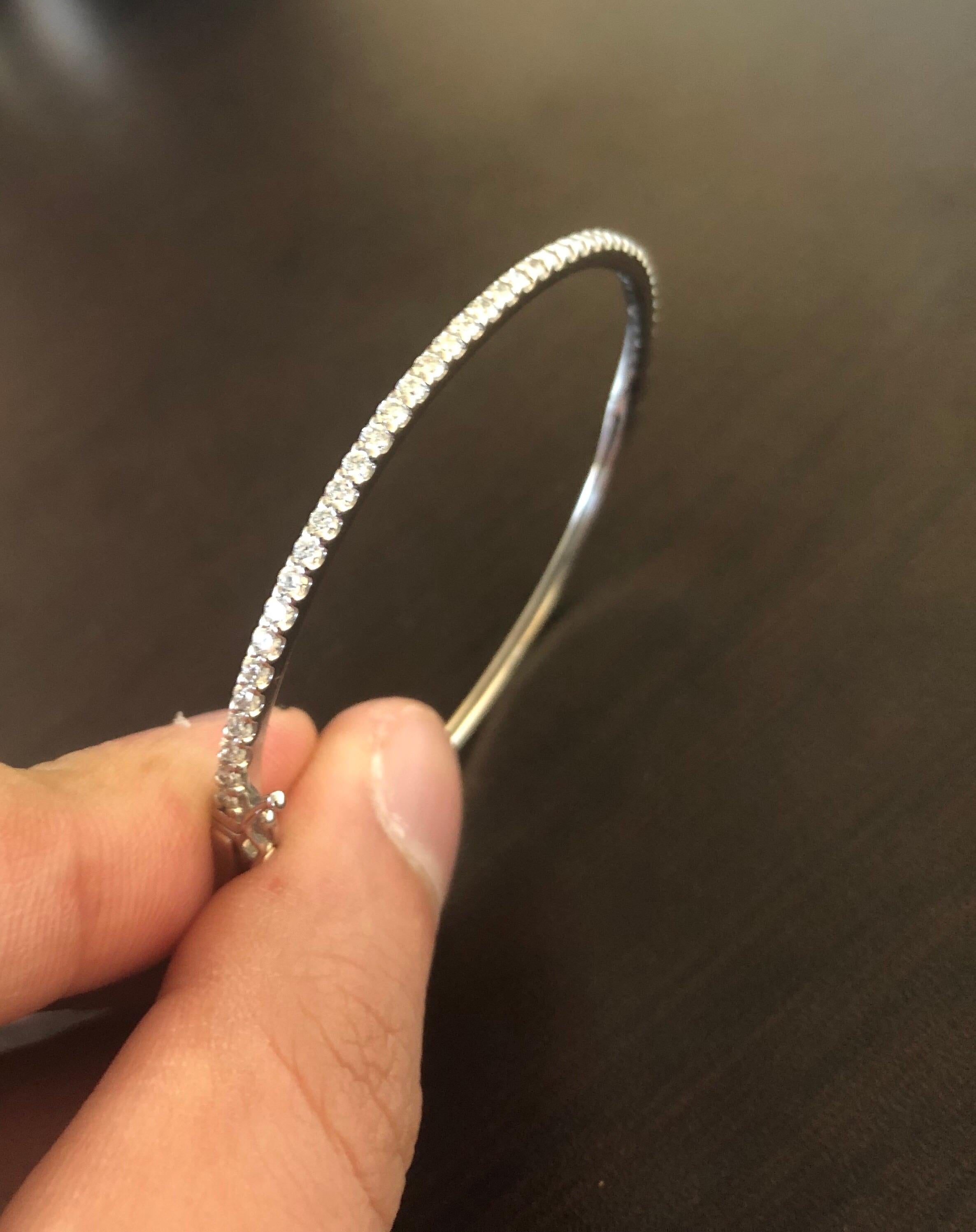 Les bracelets en diamant sont sertis à mi-chemin en or 14K. Ces bracelets sont sertis de pierres de 0,03 carat chacune. Le poids total du bracelet est de 1,23 carats chacun. La couleur des pierres est G-H, la clarté est SI1. Les bracelets sont