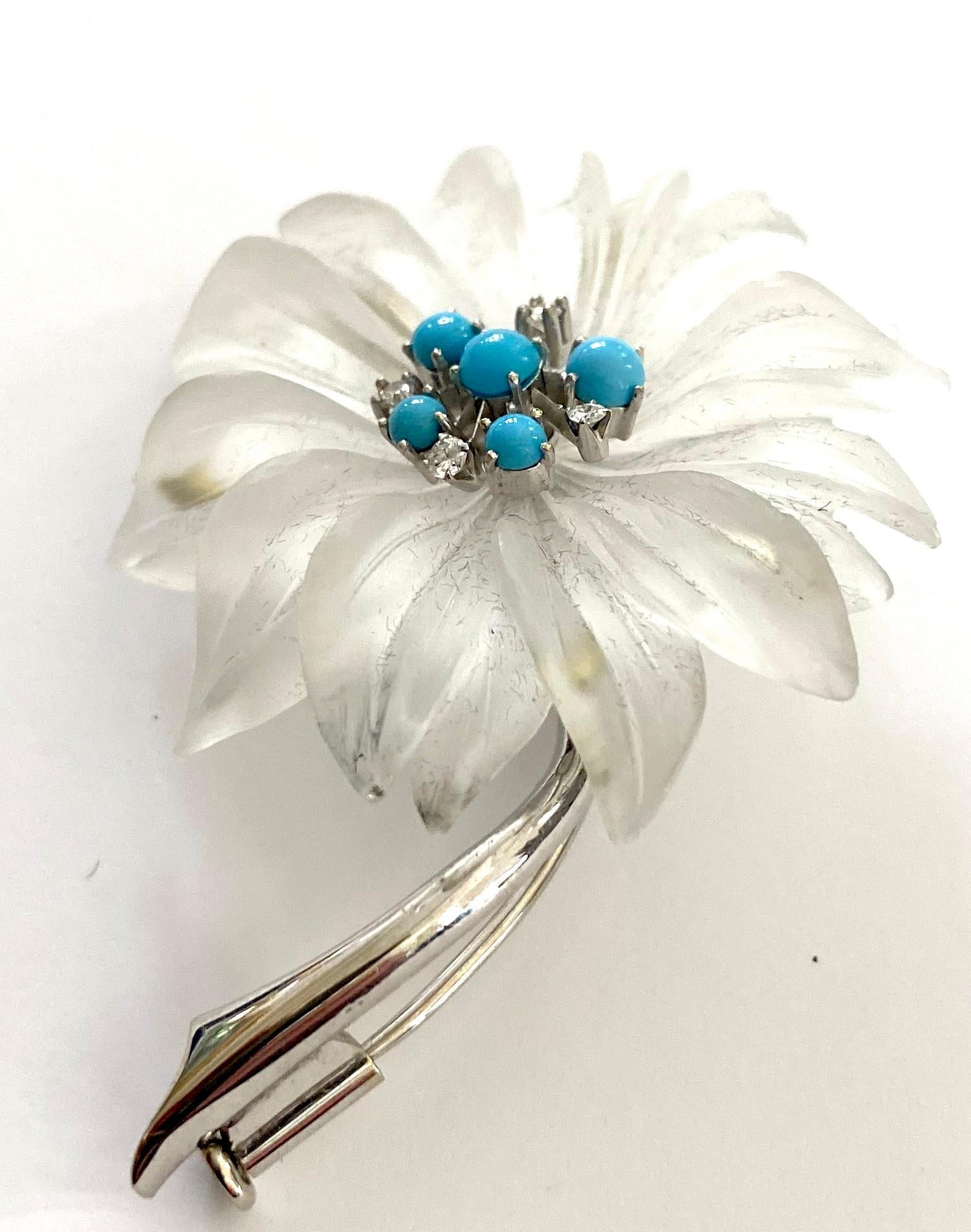 -  14K. whitegold flower brooch, Quartz carved stone with 5 syntetics turkois and 4 natural diamonds 
-   Vienna ca 1960 
-   Makers mark: KD =  Konrad Dworak
-   Weight: 17.61 gram.
-   Size: 58 x 46 x 12 mm
-   In the 1960s, these flower brooches