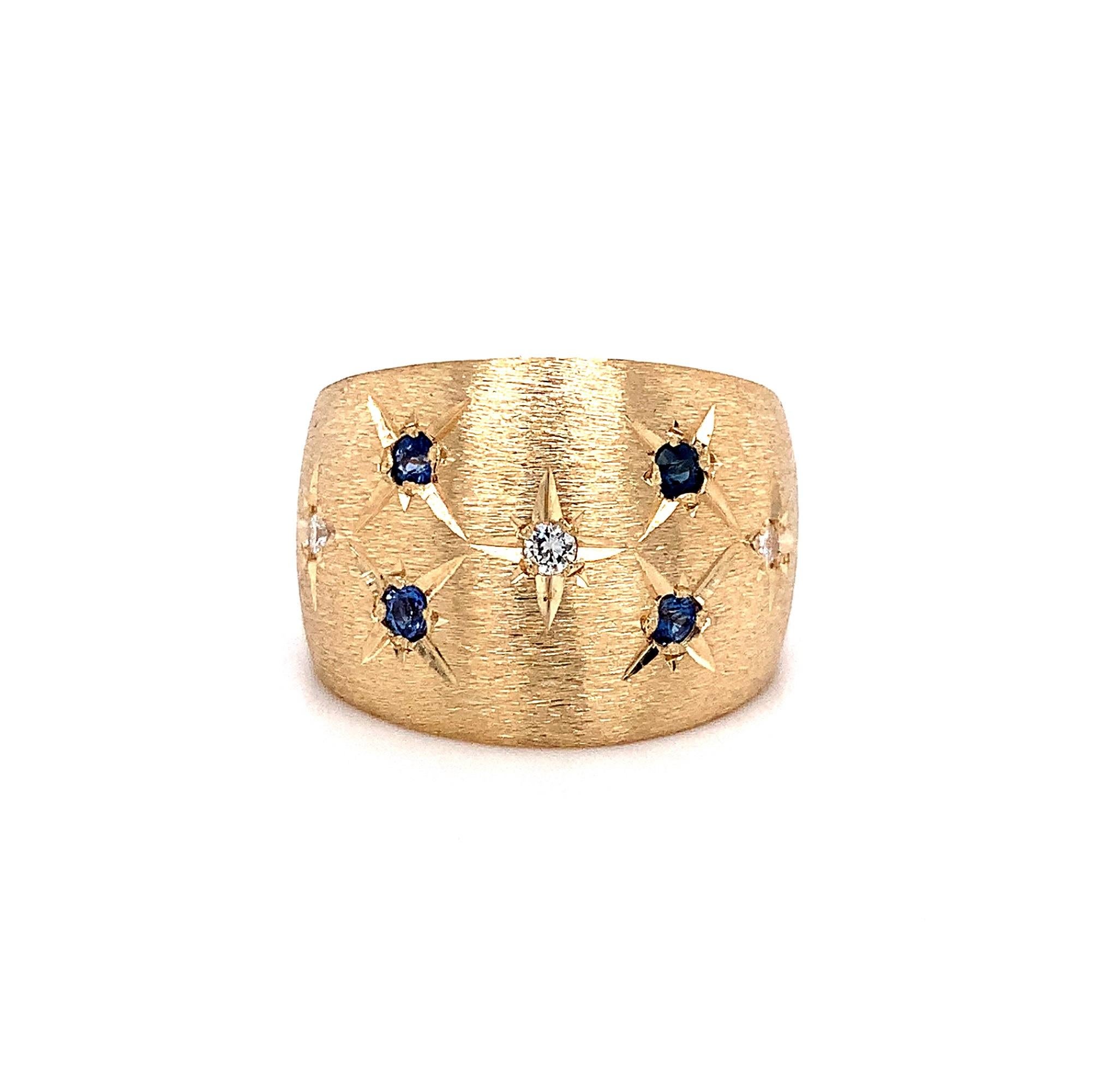 large bague à cigare en or jaune 14K, sertie de saphirs et de diamants. Notre orfèvre talentueux a recyclé nos trouvailles en or usagé pour créer ce bracelet en or massif. Il a utilisé une finition givrée/pierre et a gravé à la main des formes de