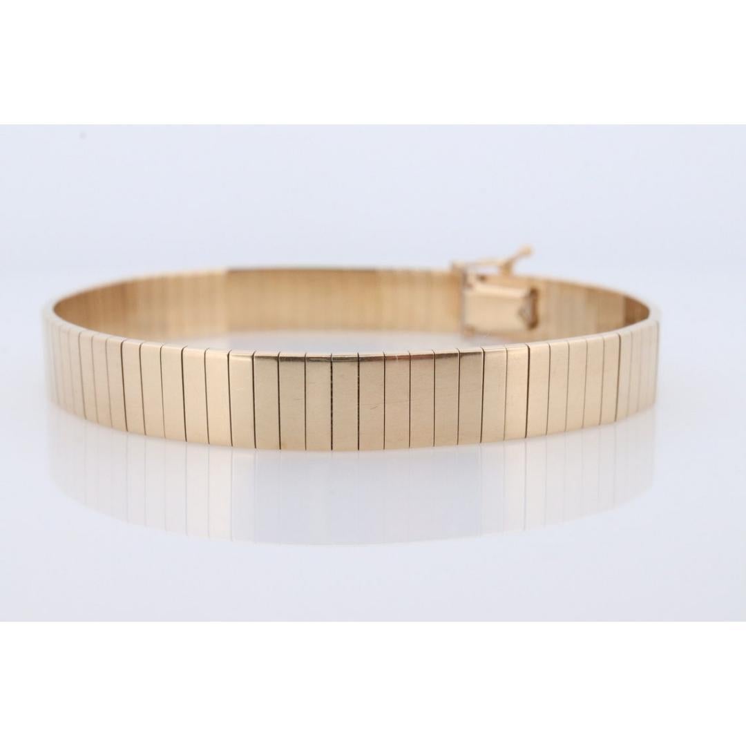 14k Wide Omega Bracelet. Italian Made 14k Yellow Gold Omega Snake Bracelet. In Good Condition In Port Charlotte, FL