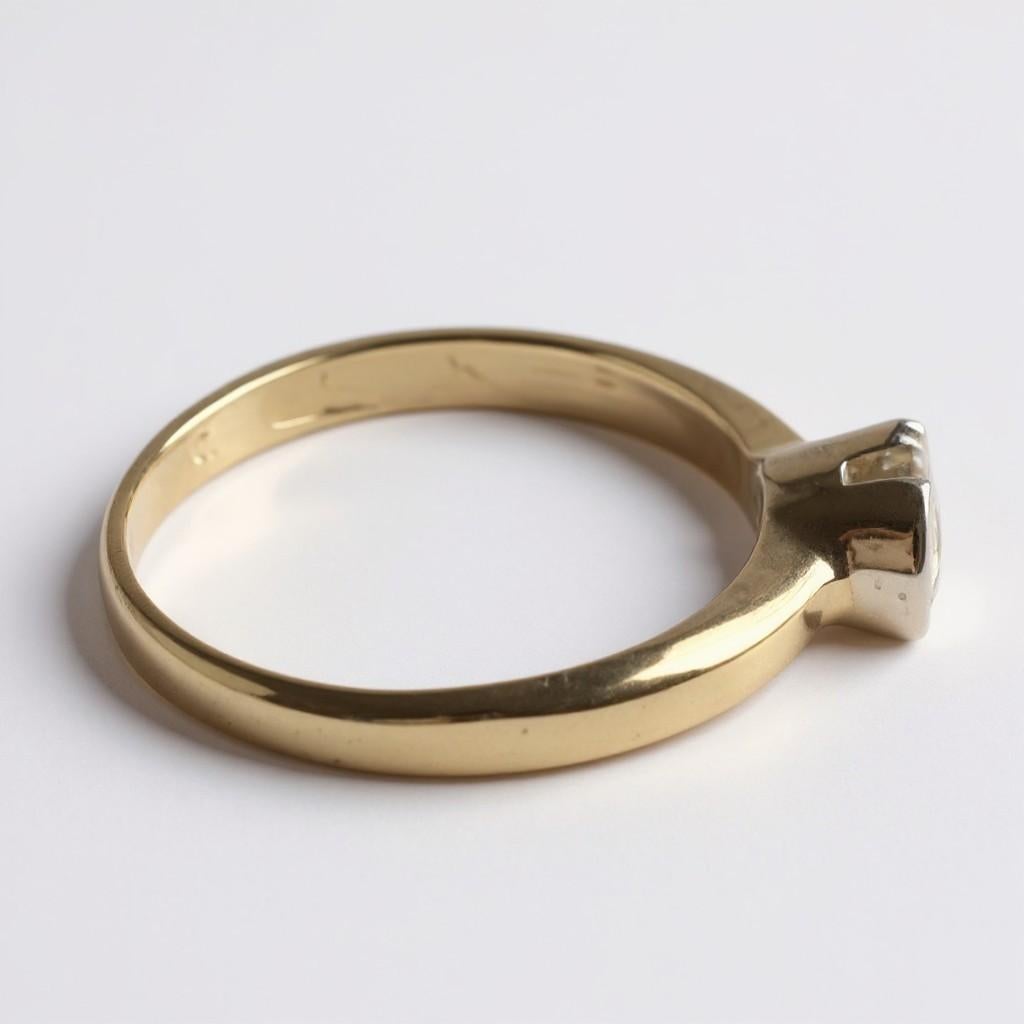 Bague de fiançailles solitaire en or jaune et blanc 14K de 0,50 carat de diamant en vente 2