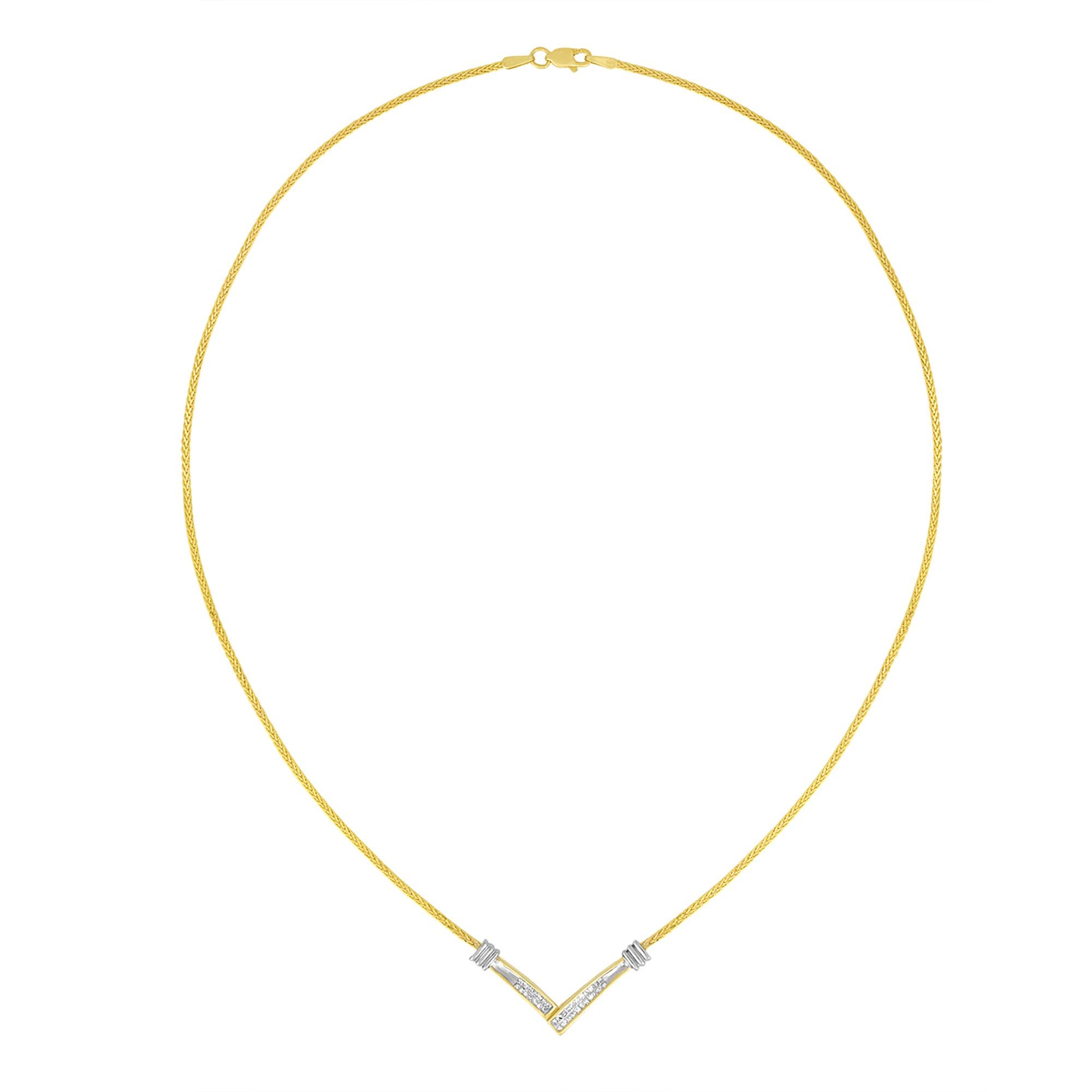 Suspendu à une chaîne en forme de boîte, ce collier en forme de 