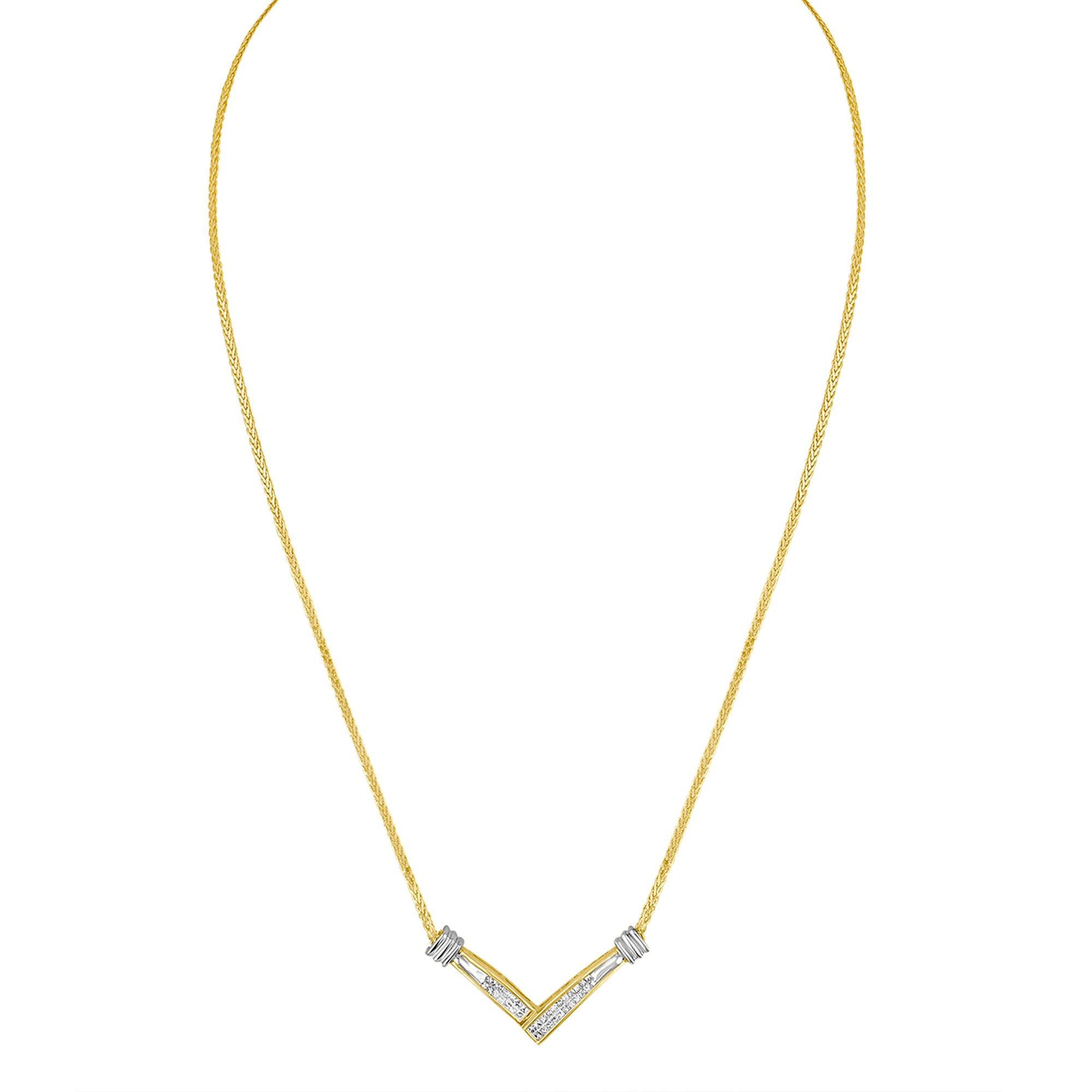Moderne Collier pendentif en forme de V en or jaune et blanc 14 carats avec diamants de 1/4 carat en vente