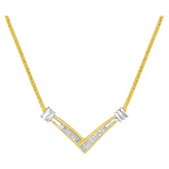Collar colgante de oro amarillo y blanco de 14 quilates con diamantes en forma de "V" de 1/4 quilates