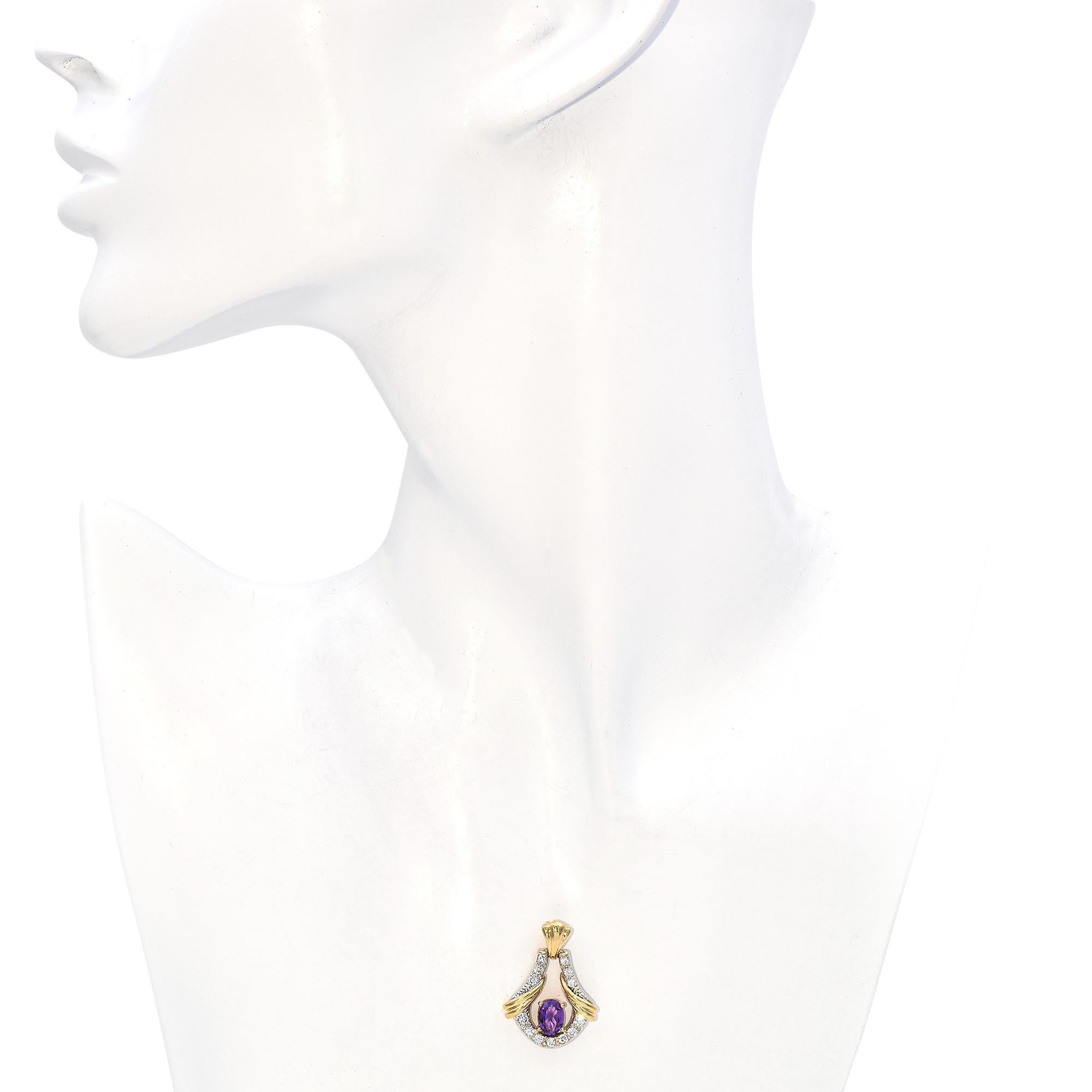 Fabriqué en or 14 carats, ce pendentif remarquable est orné en son centre d'une améthyste ovale de 1,22 carat, dont la riche teinte violette apporte une touche vibrante. Autour de l'améthyste, des diamants de taille ronde, étincelants de blancheur,