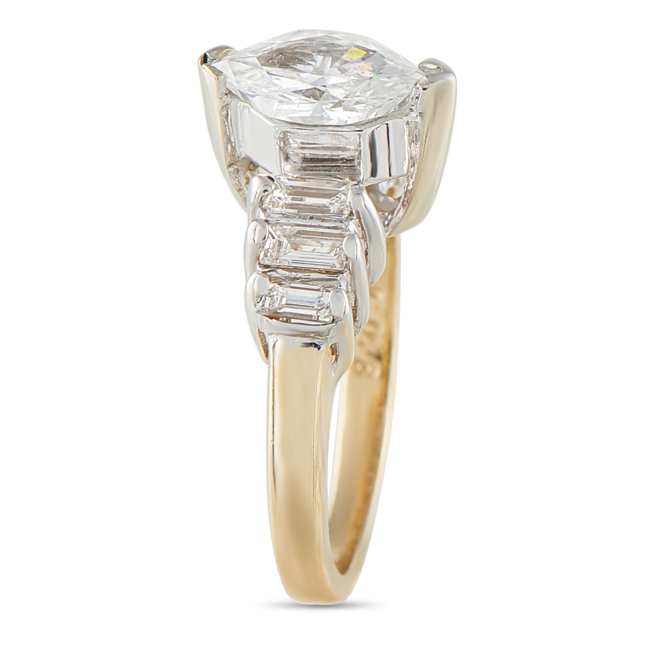 Cette bague de facture exquise présente une élégance vintage qui ne se démodera jamais. Un diamant hexagonal de 1,08 carat de couleur H et de pureté I1 prend vie au centre de la monture en or jaune 14 carats. Des baguettes de diamant d'un poids