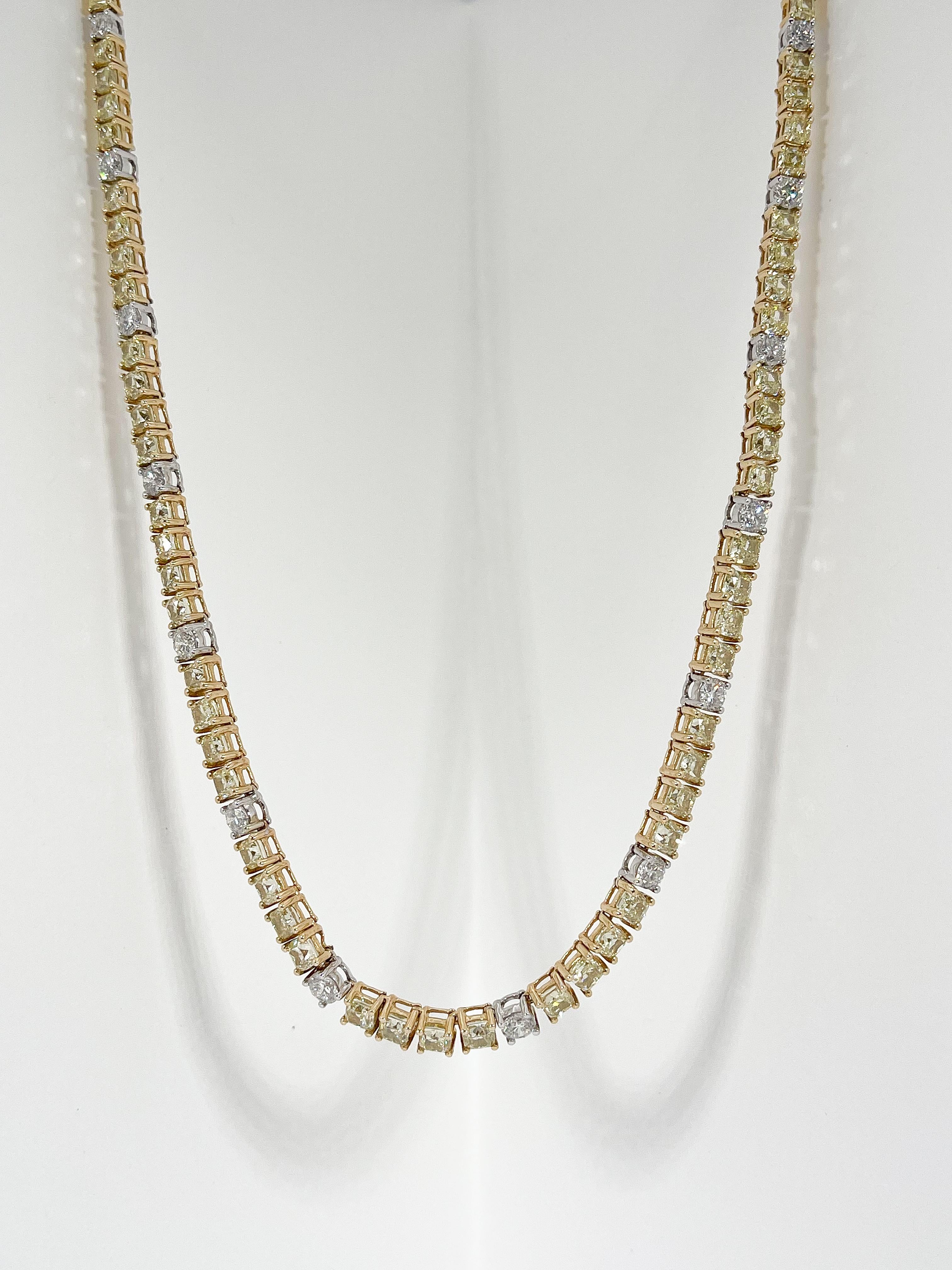 Collier de style Brilliante gradué en or jaune et blanc 14k pour femme, serti de diamants jaunes de taille brillant en coussin et de diamants ronds de taille brillant presque incolores. Le collier mesure 18 pouces de long par 3mm-5mm de large et se