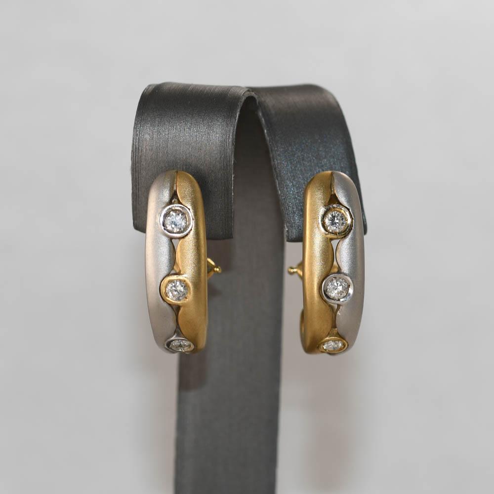 3-Stein-Diamant-Reifenohrringe aus 18 Karat Gelb- und Weißgold 0,60 Karat (Brillantschliff) im Angebot