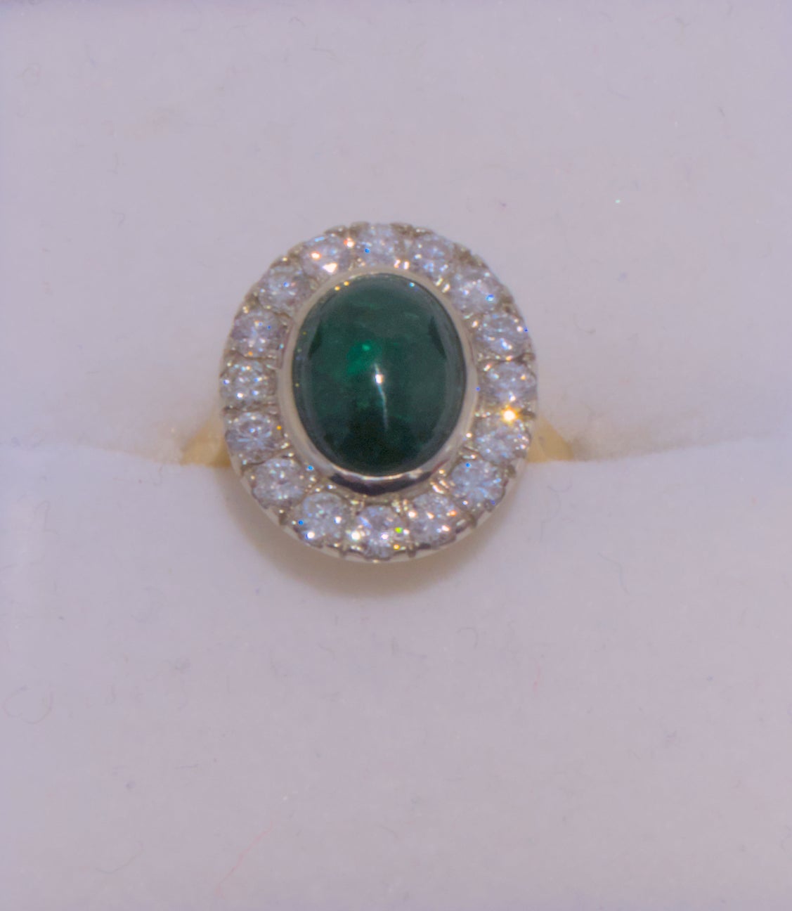 Anello in oro giallo e bianco 14K con smeraldo cabochon e diamanti da 3,39 carati in vendita