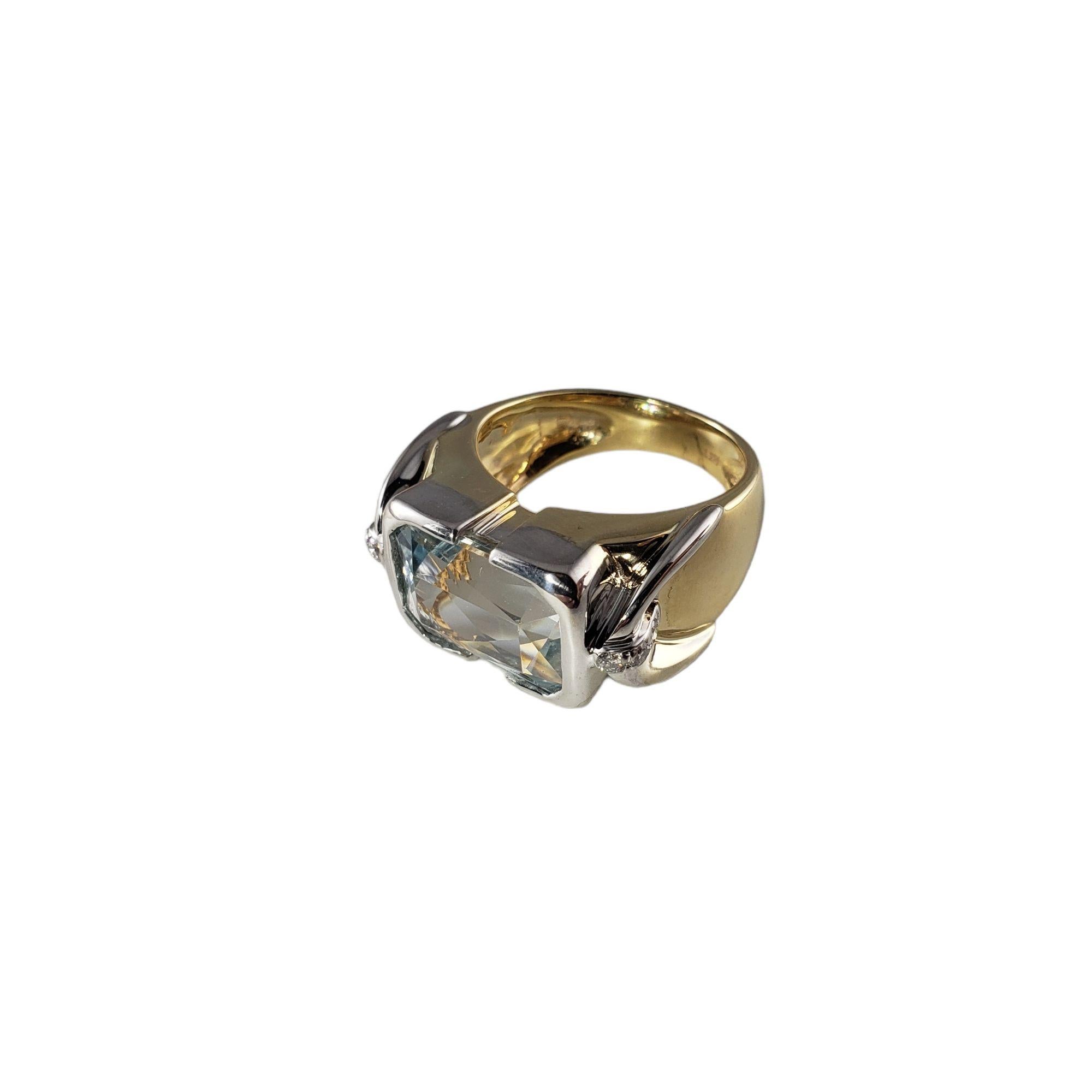 Vintage 14 Karat Gelb- und Weißgold Aquamarin und Diamant Ring Größe 8,25 JAGi zertifiziert-

Dieser atemberaubende Ring besteht aus einem Aquamarin im Brillantschliff (14 mm x 10 mm) und sechs runden Diamanten im Brillantschliff, gefasst in