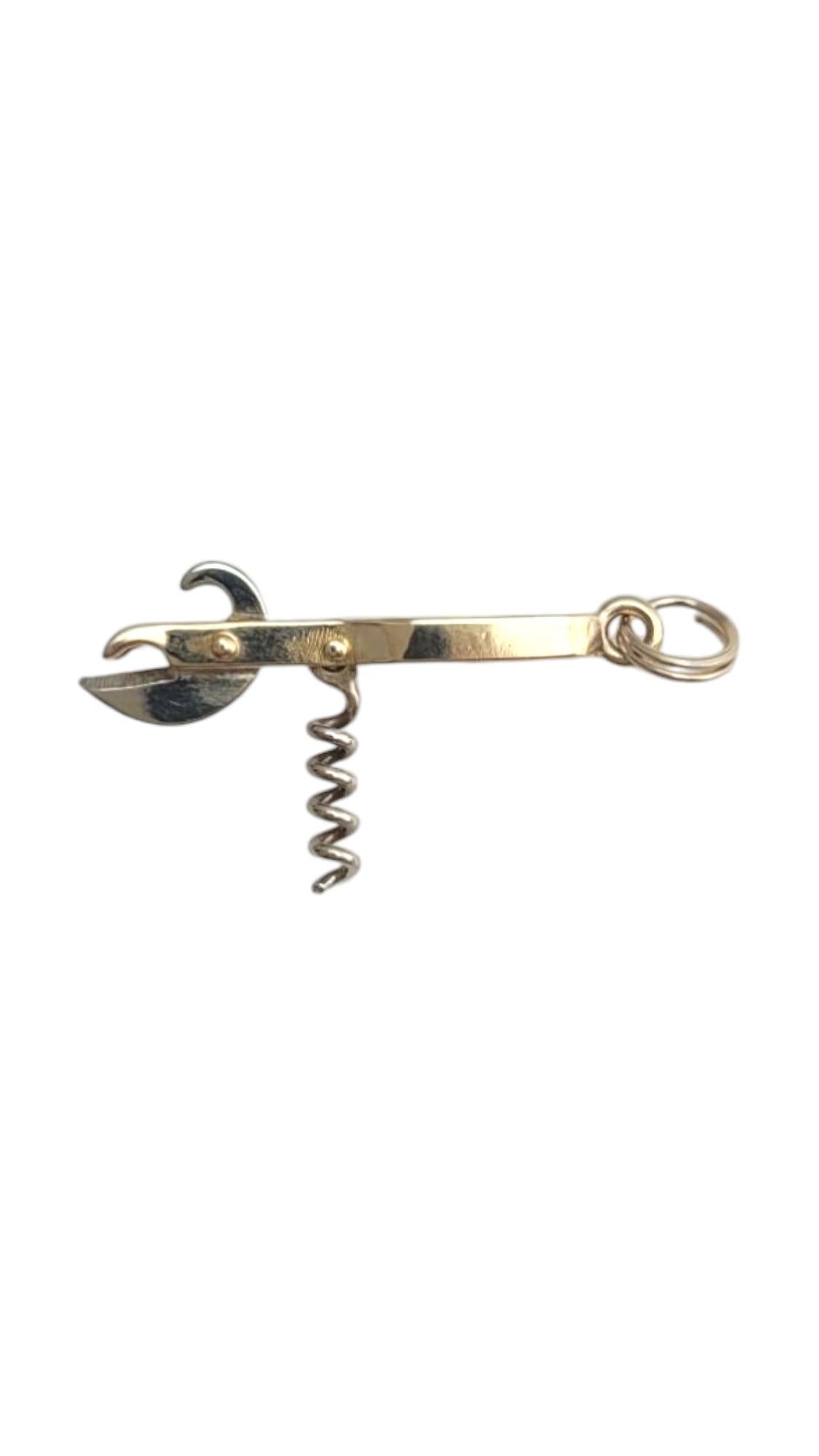 Breloque mini tire-bouchon articulé en or jaune et blanc 14K

Ce charme de tire-bouchon articulé fait à la main présente un design miniature finement travaillé avec un tire-bouchon en mouvement, parfait pour les amateurs de vin et les