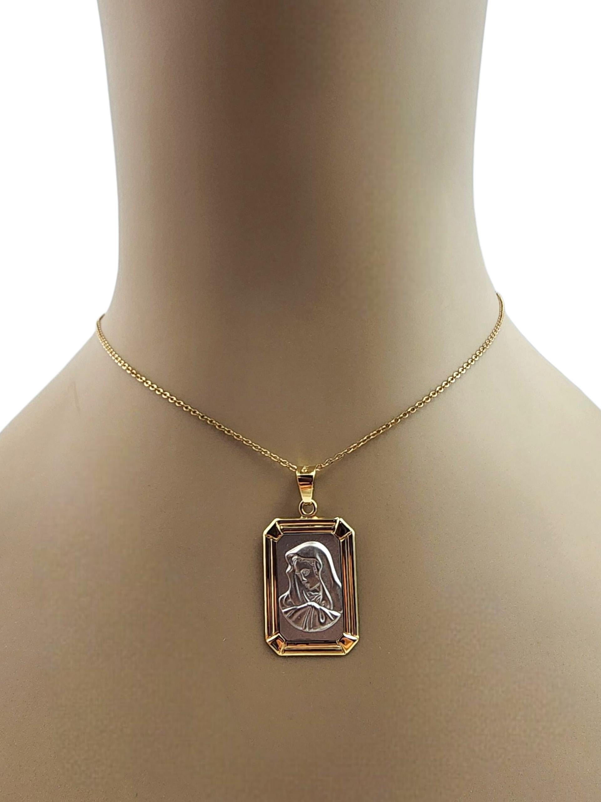 Ciondolo della Madonna in oro giallo e bianco 14K #22344 in vendita 6