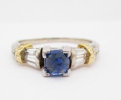 Anello di fidanzamento con zaffiro blu e diamante in oro giallo e bianco 14k