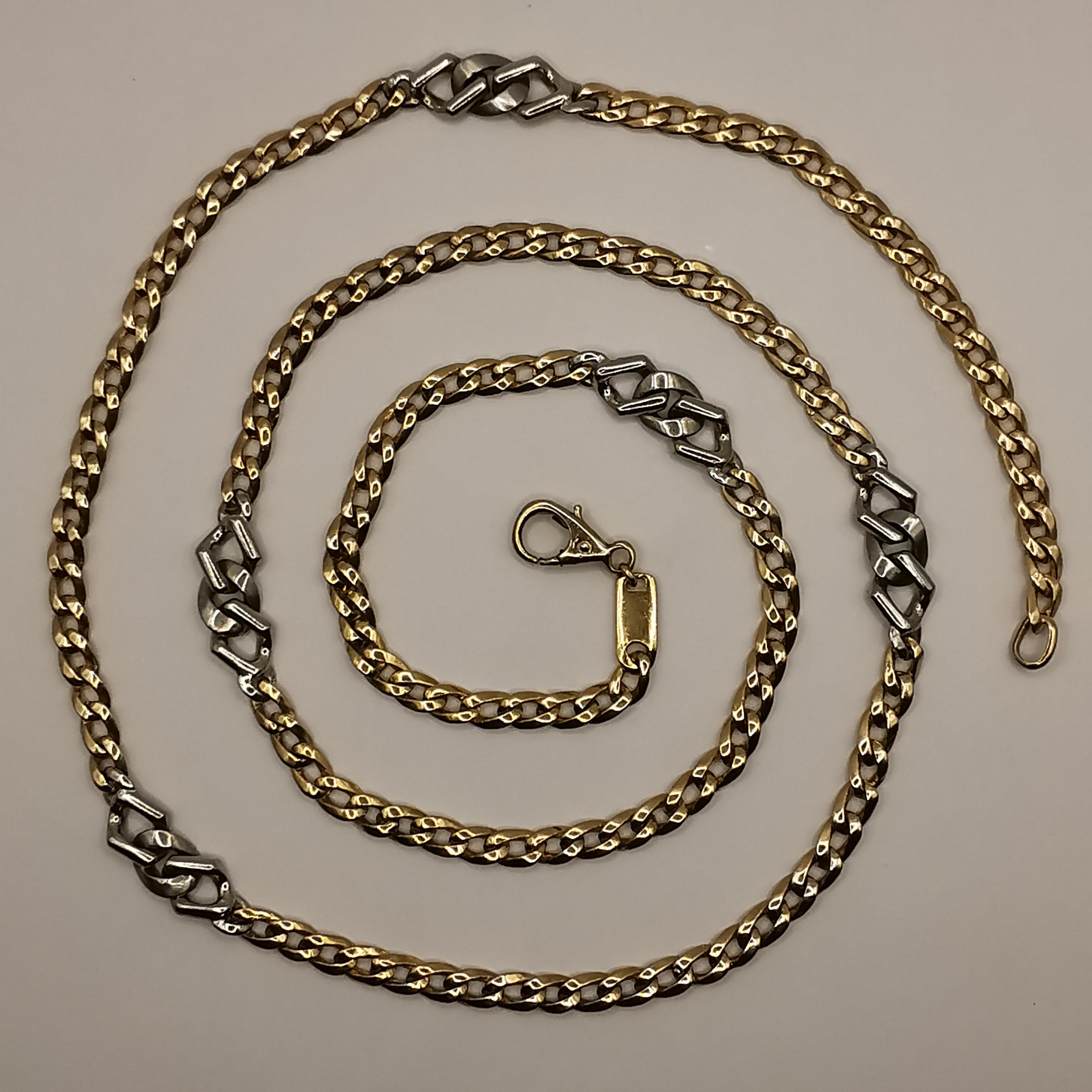 This 14k yellow and white gold chain is the perfect choice for anyone who loves high quality jewelry. The chain is made of a combination of 14k yellow and white gold, creating a stunning and unique look that is sure to catch the eye. The chain is