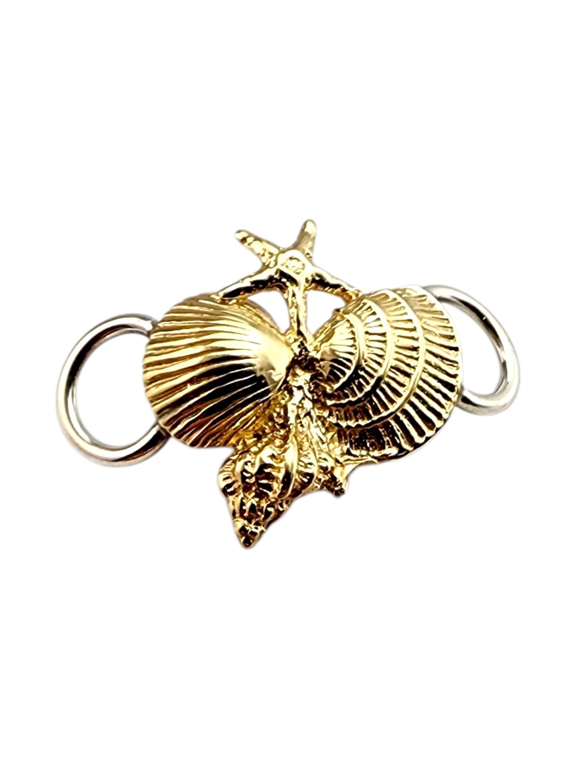 Pendentif en or jaune et blanc 14K avec grappe de coquillages

Cette broche en or jaune 14 carats présente une grappe de coquillages magnifiquement détaillée, capturant l'essence de l'élégance inspirée par l'océan. Confectionné de manière complexe