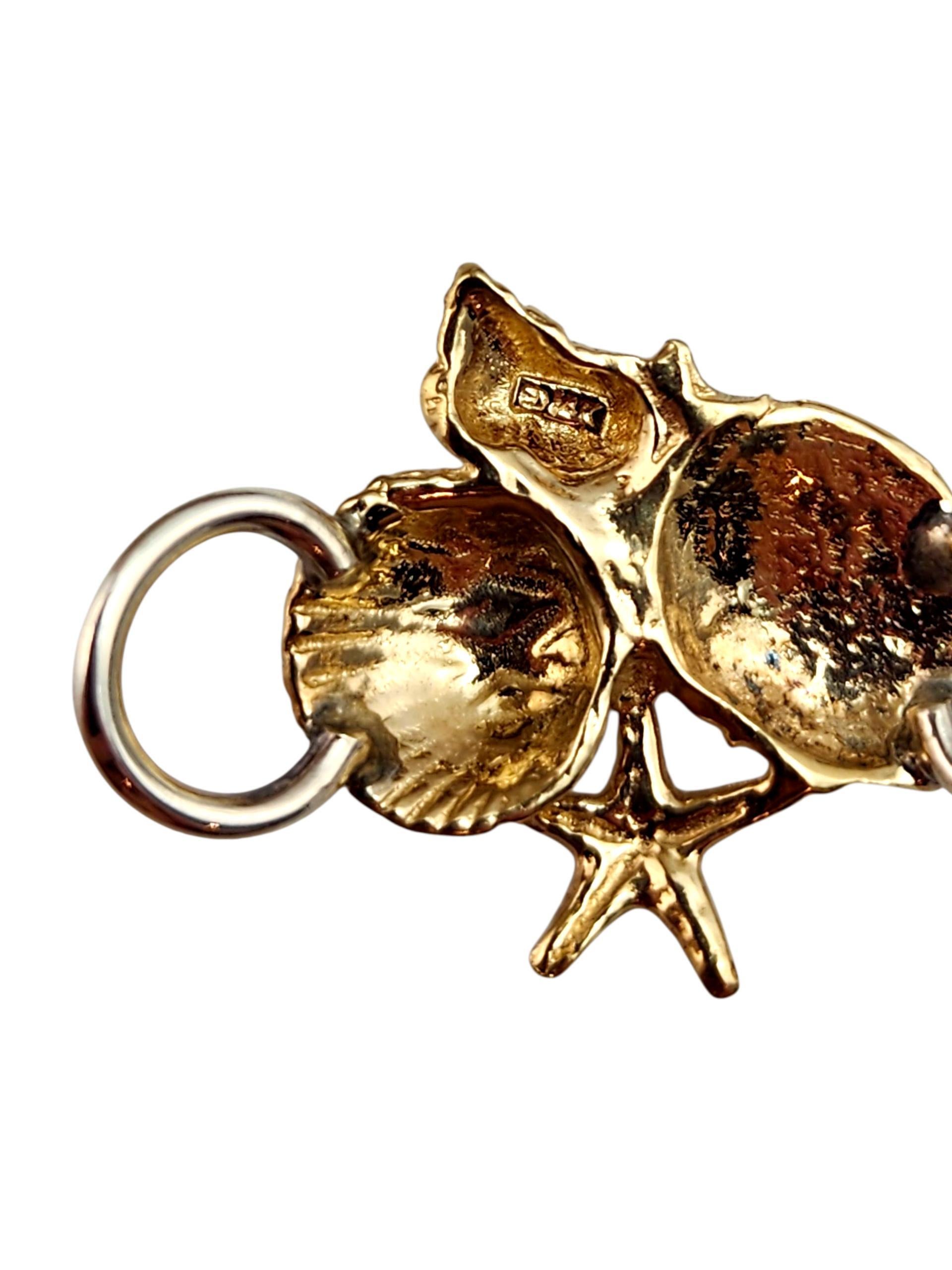 Pendentif en or jaune et blanc 14K avec grappe de coquillages #22492 en vente 1