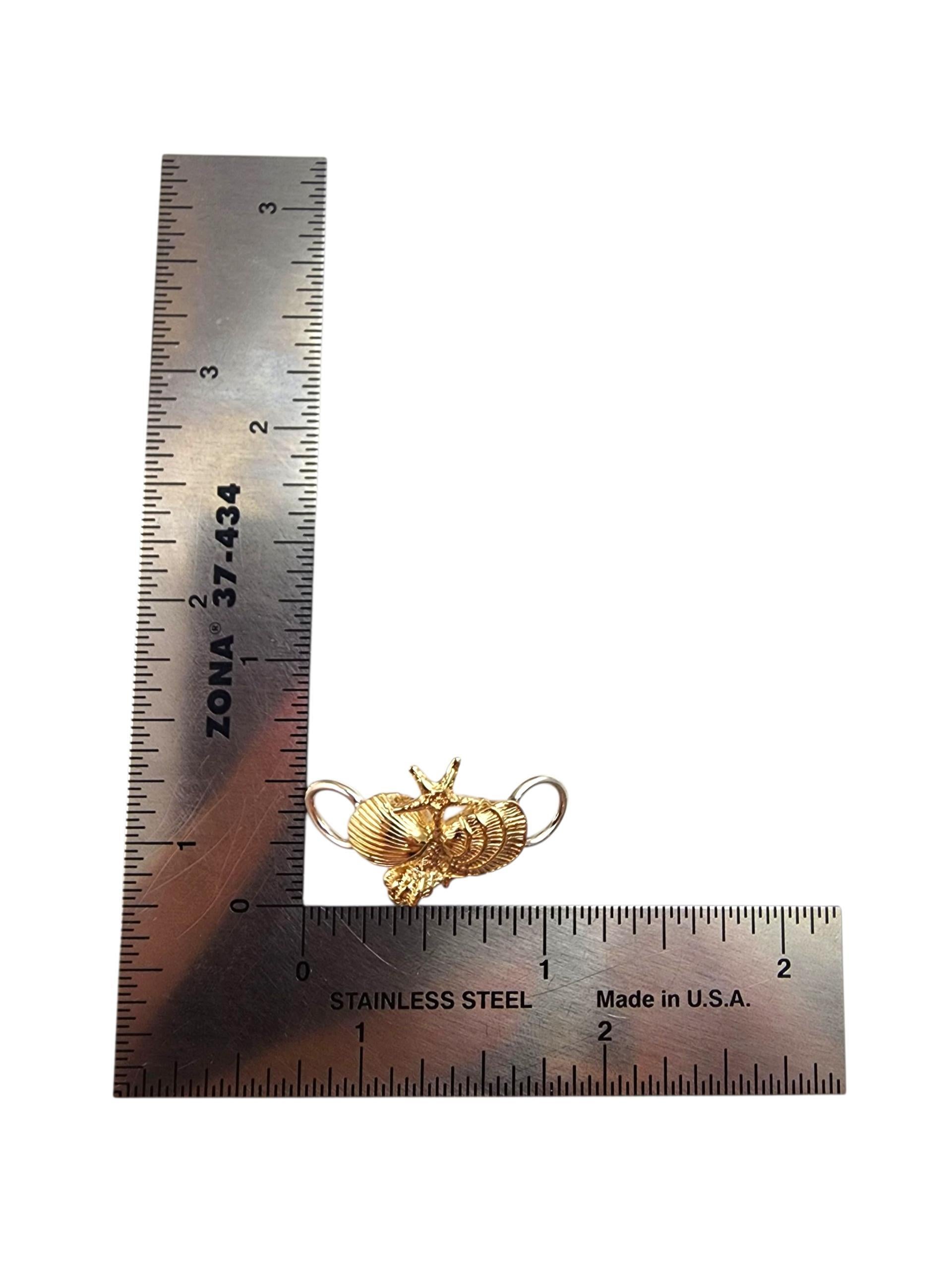 Pendentif en or jaune et blanc 14K avec grappe de coquillages #22492 en vente 2