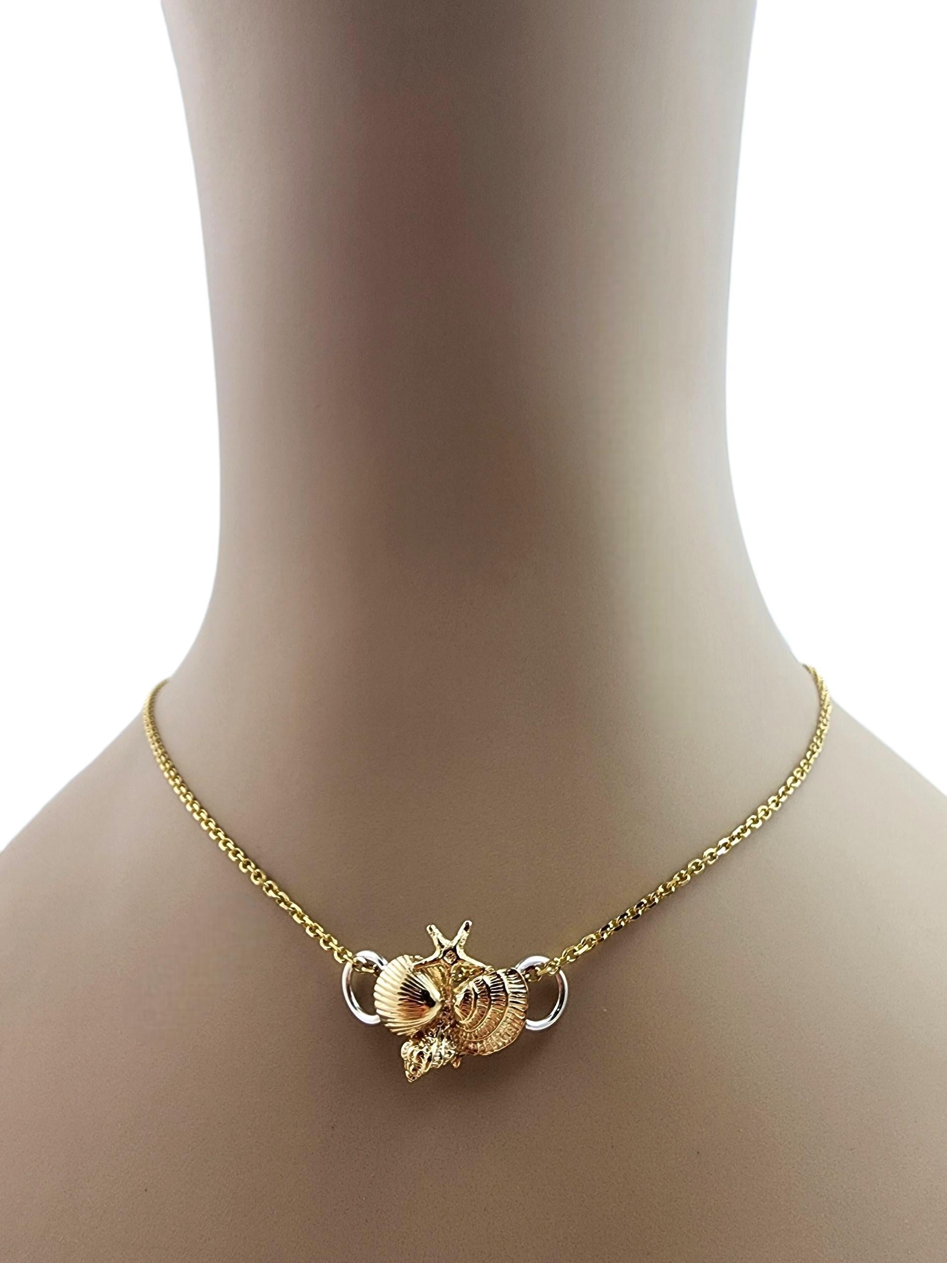 Pendentif en or jaune et blanc 14K avec grappe de coquillages #22492 en vente 3