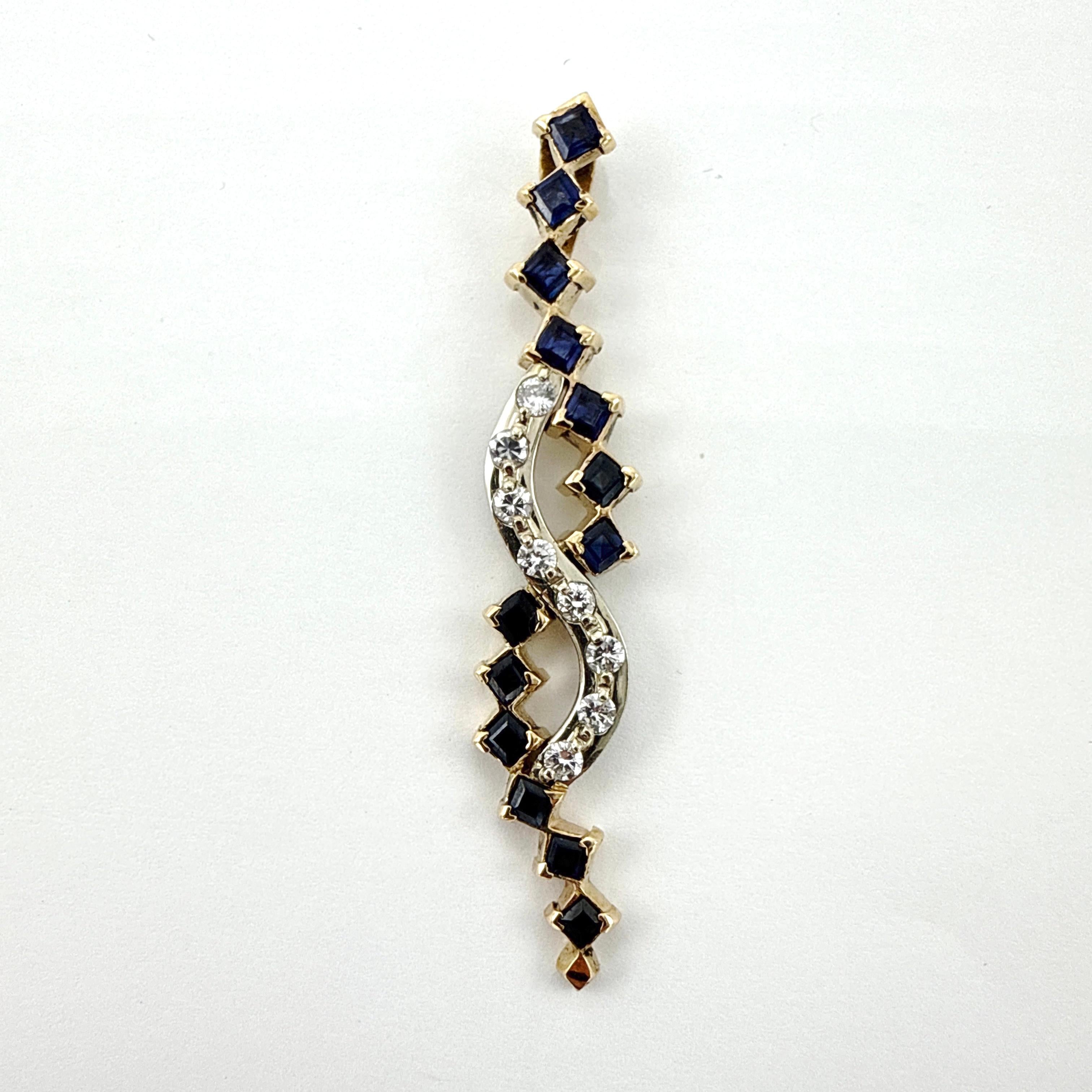 Maßgefertigter Anhänger aus 14 Karat Gold mit 13 blauen Saphiren und 8 Diamanten in einer geschwungenen, bandförmigen Formation. Das Stück ist aus Wachs gegossen, von Hand zusammengesetzt und auf Hochglanz poliert. Sie hat einen versteckten,