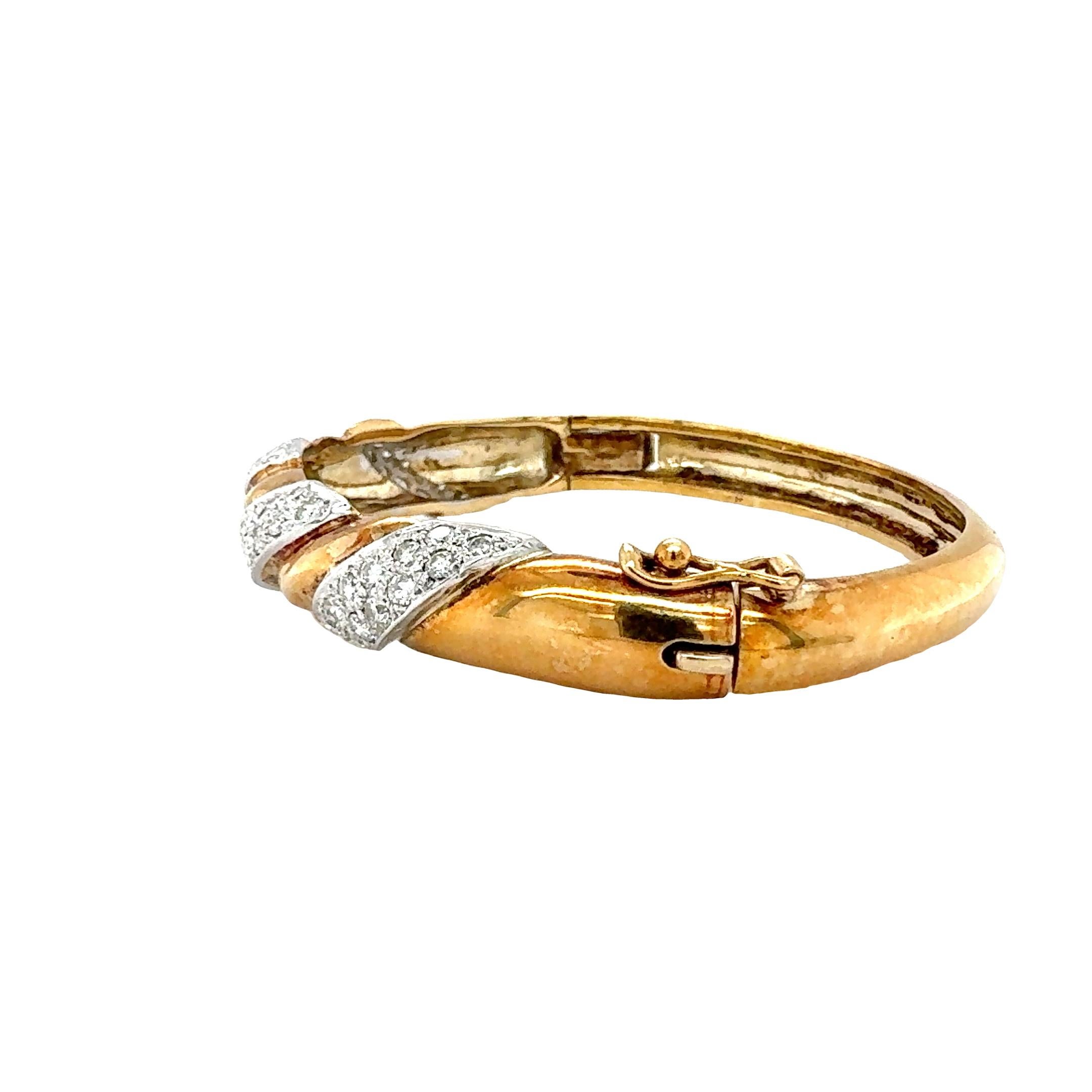 Ce bracelet exquis en or jaune et blanc 14 carats présente un superbe pavage de 56 diamants ronds de taille brillant, totalisant 1,72 carats. De couleur G-H et de pureté VS-2 à SI-1, ces diamants offrent un éclat exceptionnel, contrastant