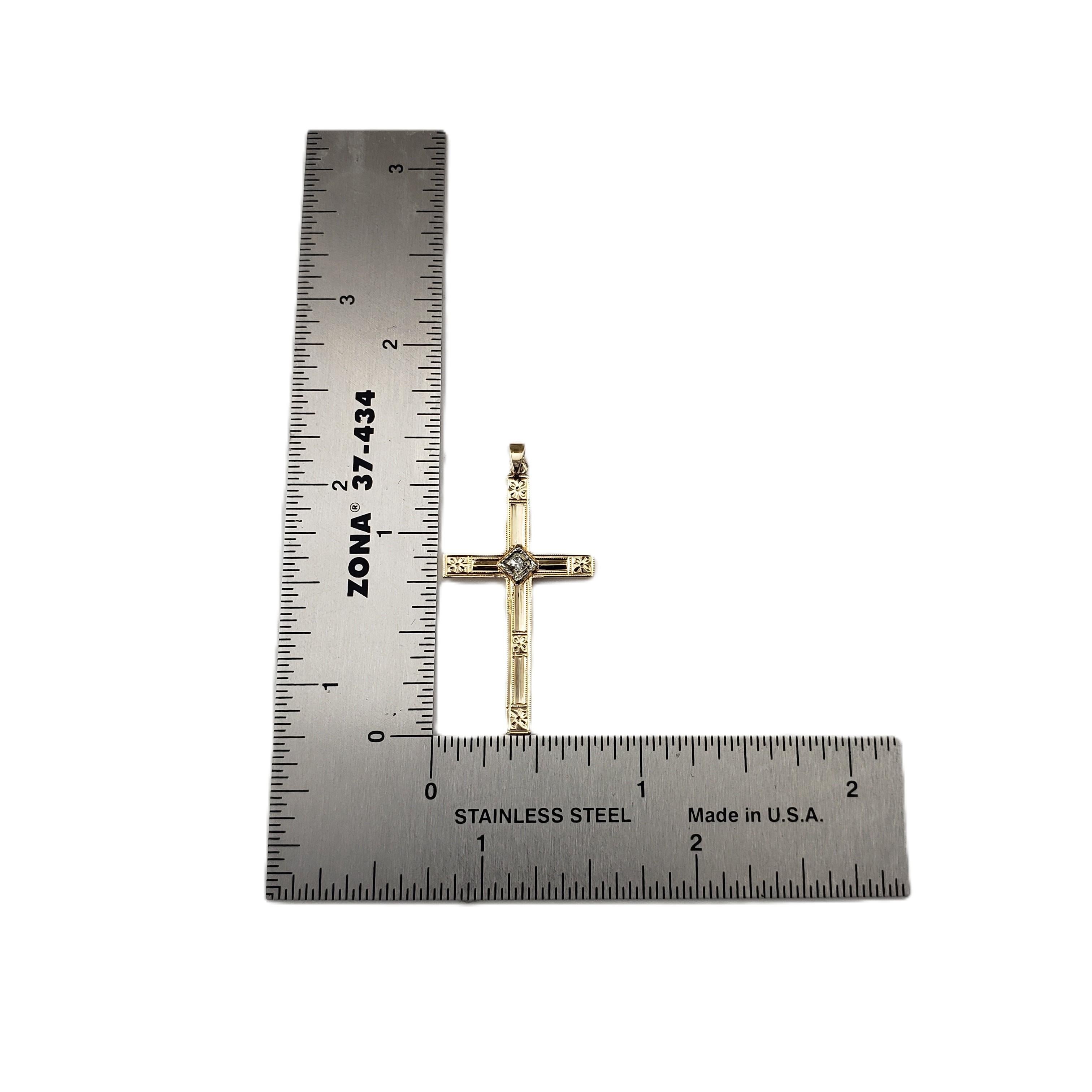 Pendentif croix en or jaune et blanc 14 carats avec diamants #20938 Unisexe en vente