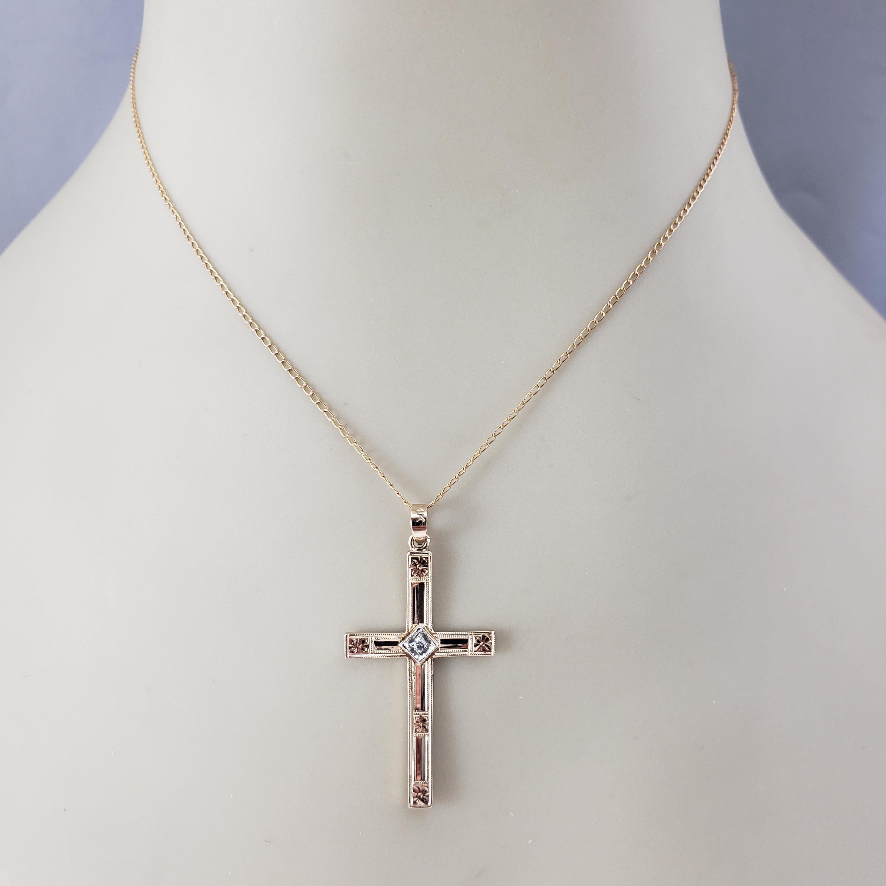 Pendentif croix en or jaune et blanc 14 carats avec diamants #20938 en vente 1