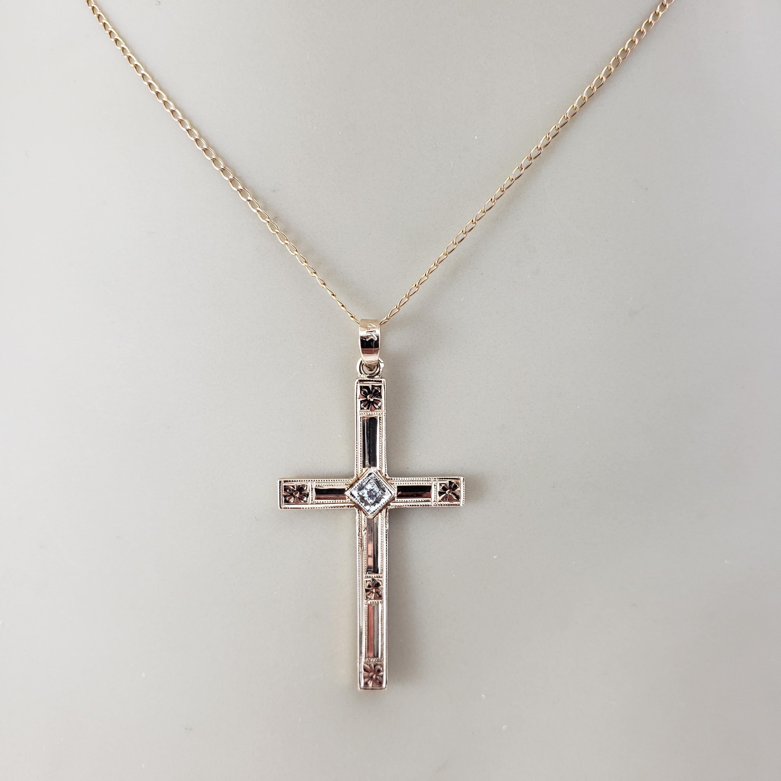 Pendentif croix en or jaune et blanc 14 carats avec diamants #20938 en vente 2