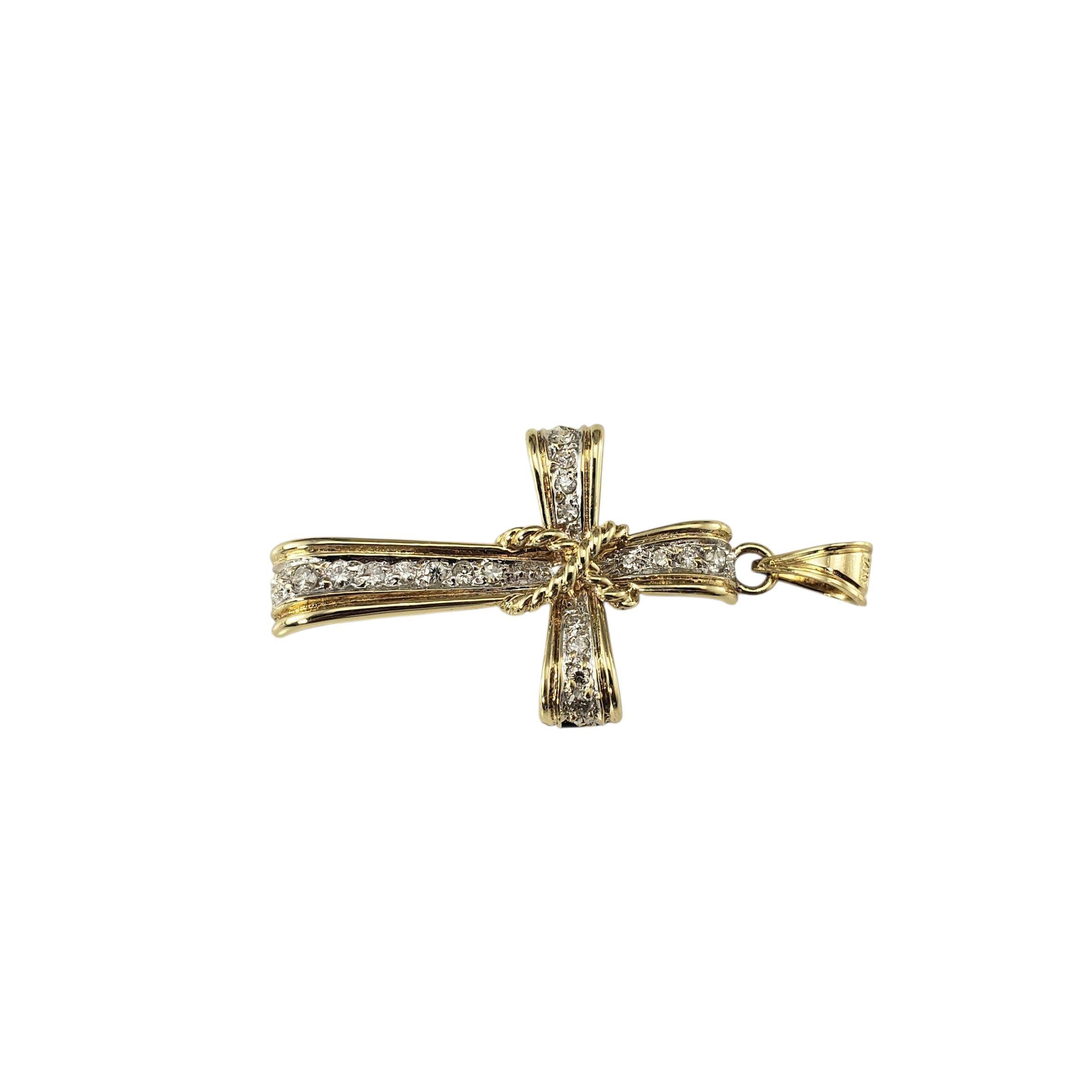 Ciondolo a forma di croce con diamanti in oro giallo e bianco 14K.

Elegante e senza tempo, questo scintillante pendente a forma di croce in oro giallo presenta 19 diamanti rotondi a taglio singolo incastonati in oro bianco 14 carati. Un dettaglio
