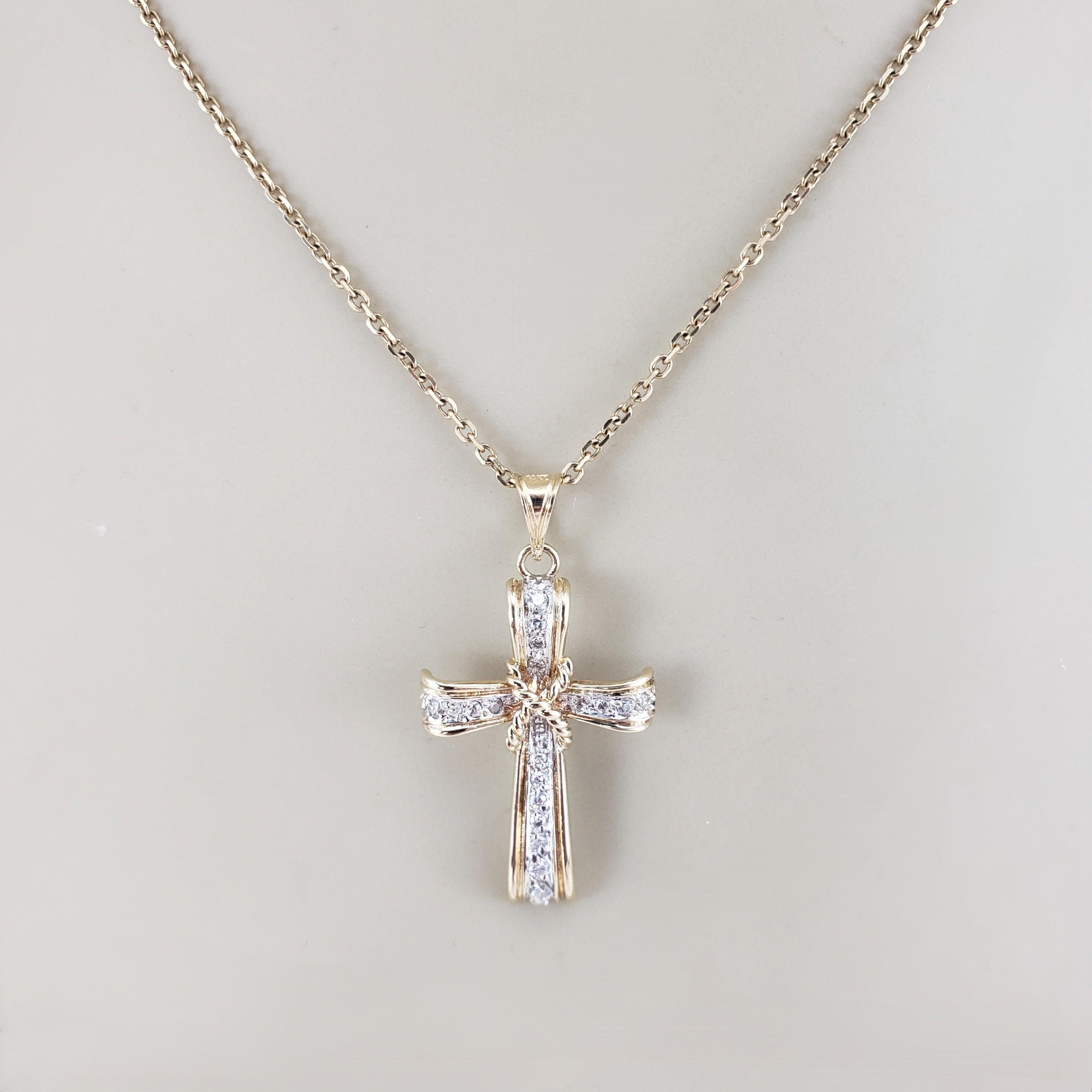 Ciondolo a croce con diamante in oro giallo e bianco 14K #23088 in vendita 2