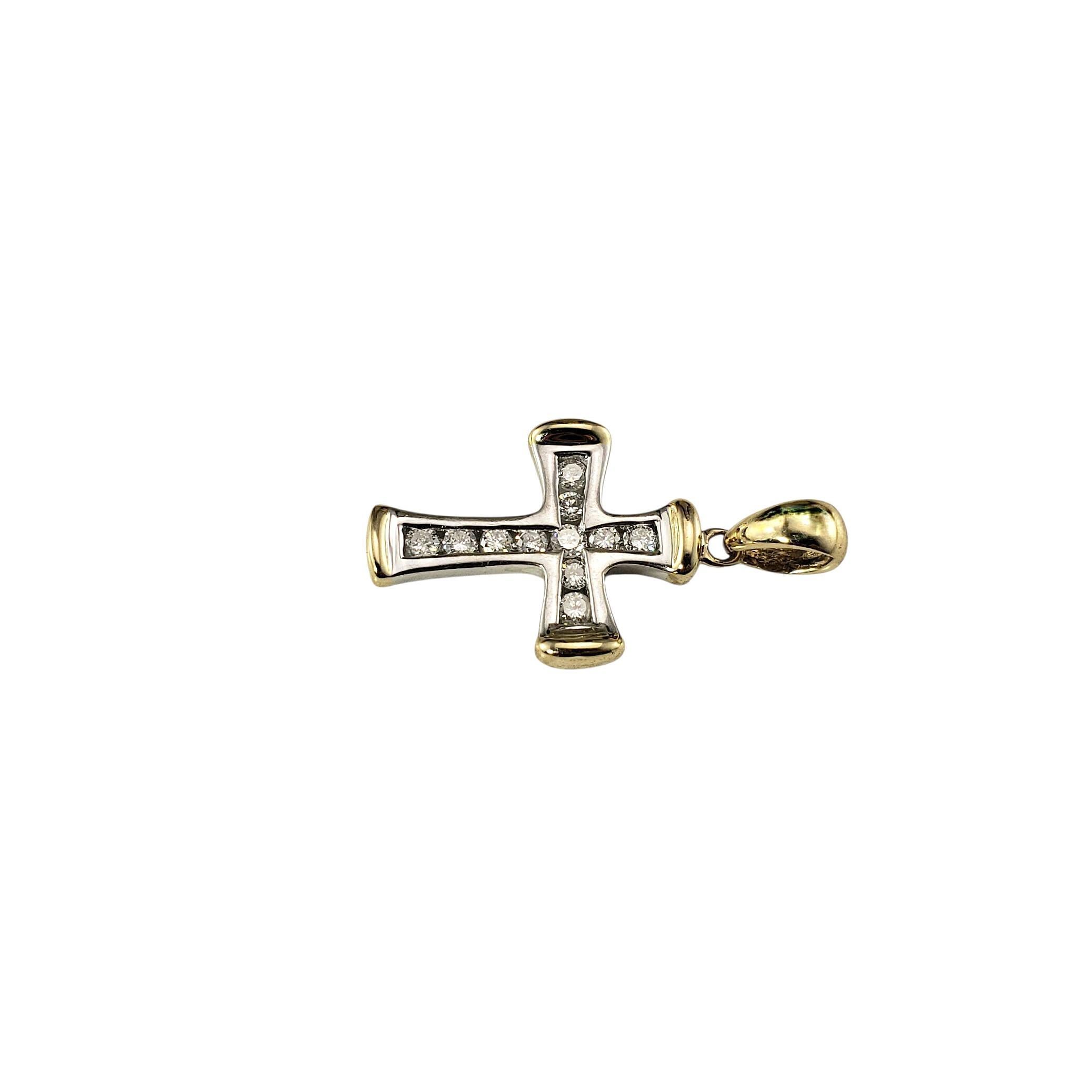 Ciondolo a forma di croce con diamanti in oro giallo e bianco 14K.

Questo scintillante pendente a forma di croce in oro giallo presenta 11 diamanti rotondi taglio brillante incastonati in oro bianco 14K.

Peso totale approssimativo dei diamanti: