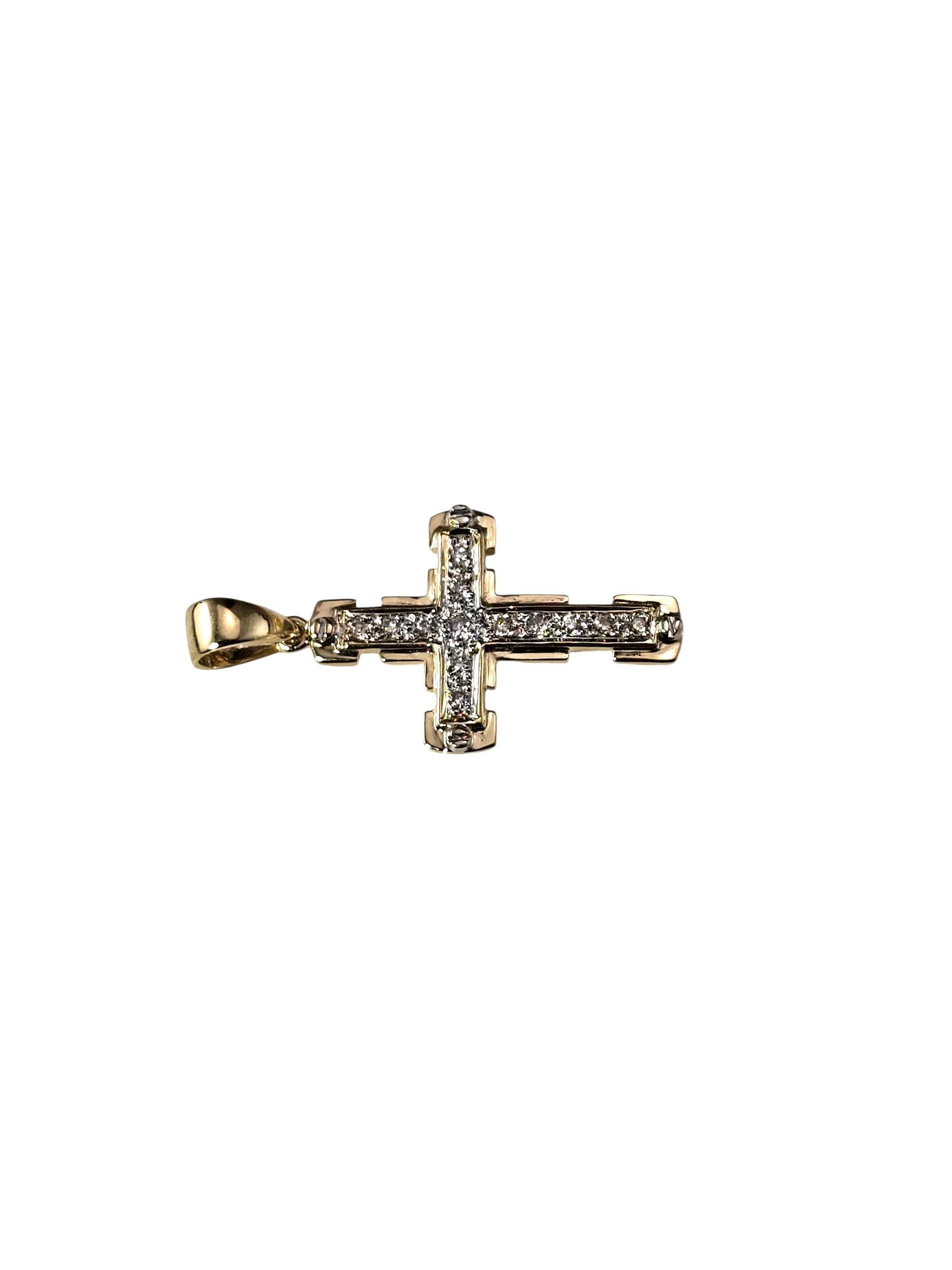 Pendentif croix en or jaune et blanc 14K avec diamants

Cet élégant pendentif en forme de croix est orné de 13 diamants ronds de taille brillante sertis dans de l'or jaune 14 carats classique, ce qui lui confère la bonne dose d'éclat. Un design