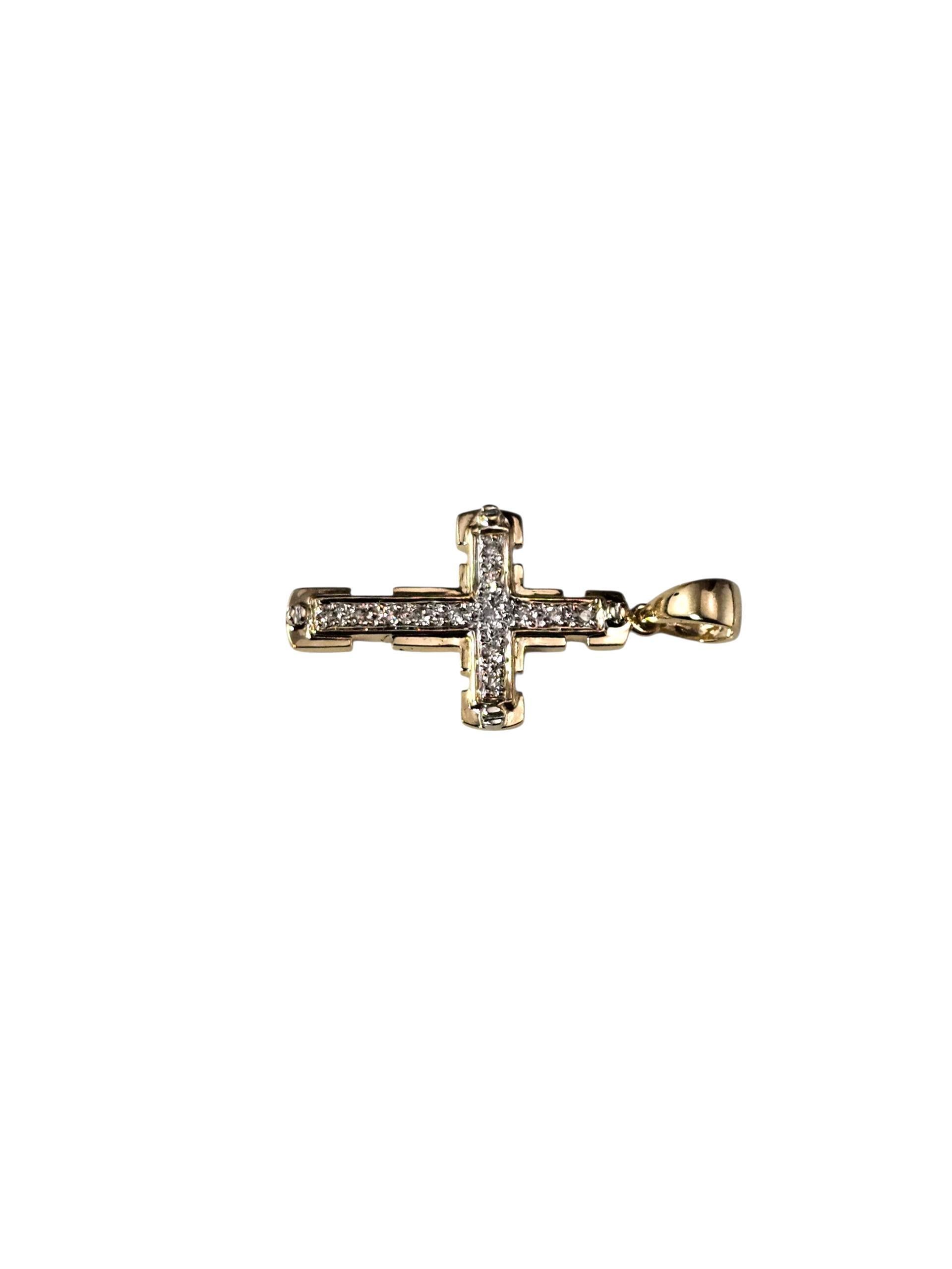 Contemporain Pendentif croix en or jaune et blanc 14K avec diamants #23848 en vente