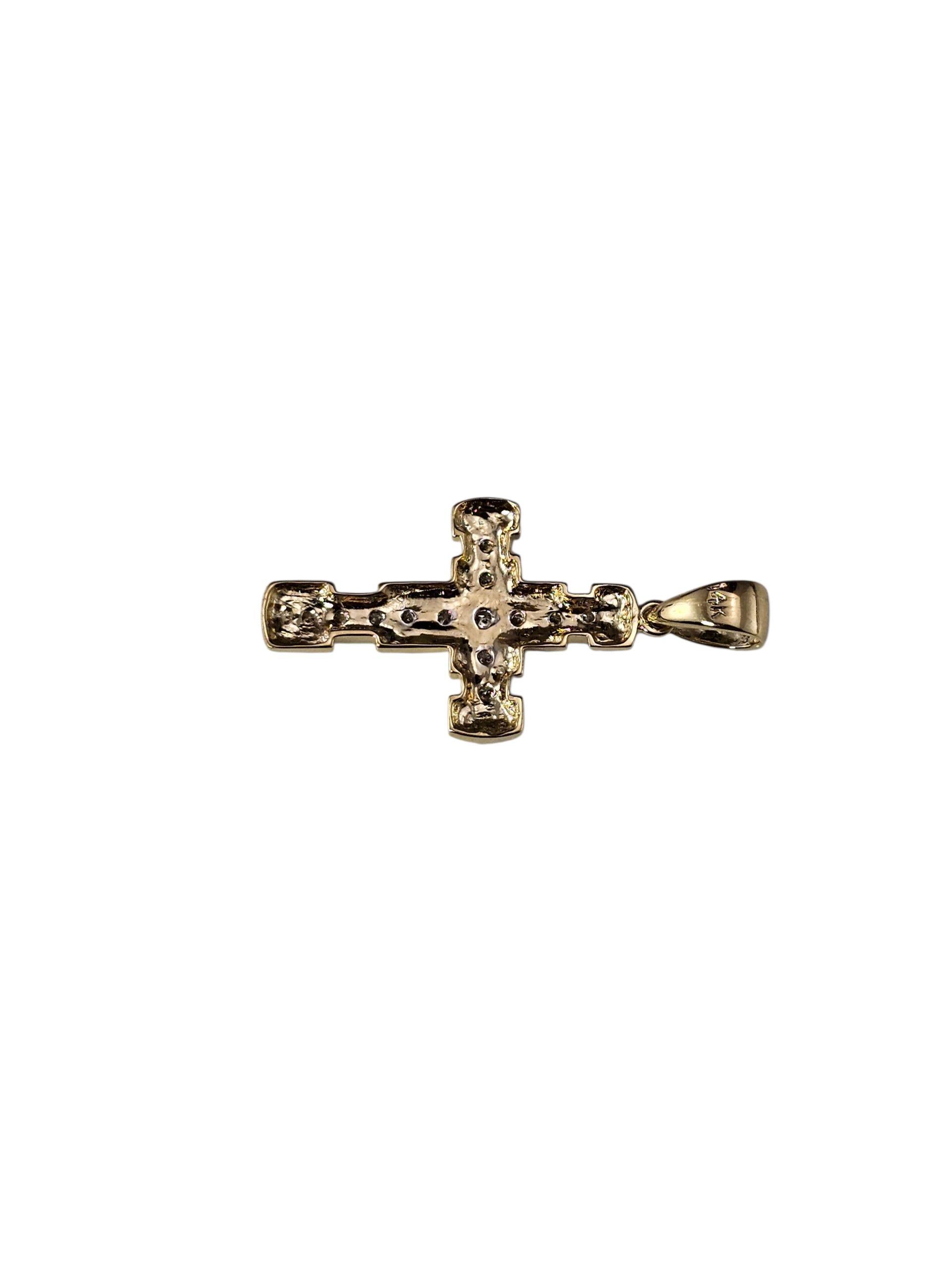 Taille brillant Pendentif croix en or jaune et blanc 14K avec diamants #23848 en vente