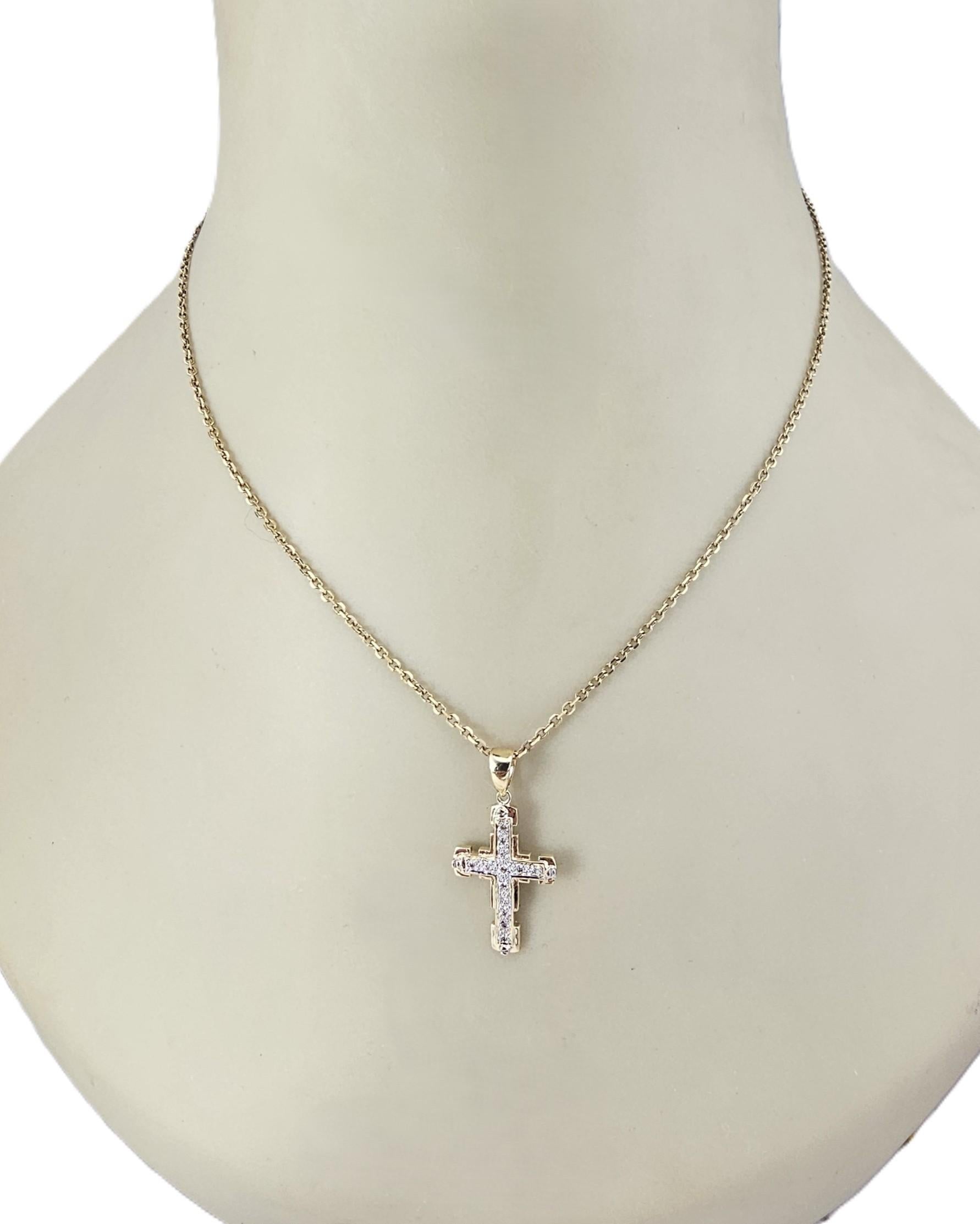 Pendentif croix en or jaune et blanc 14K avec diamants #23848 Pour femmes en vente