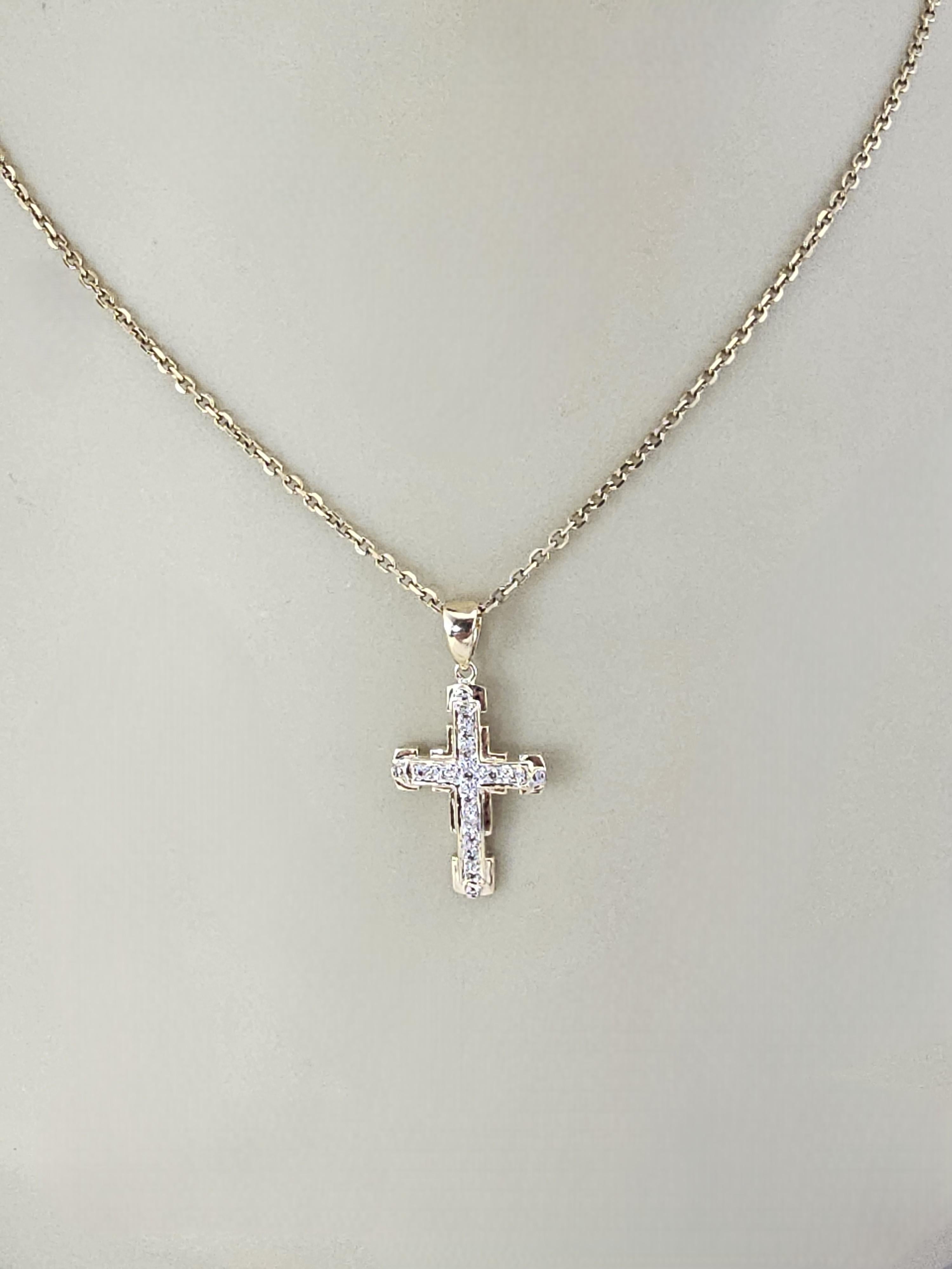 Pendentif croix en or jaune et blanc 14K avec diamants #23848 en vente 1