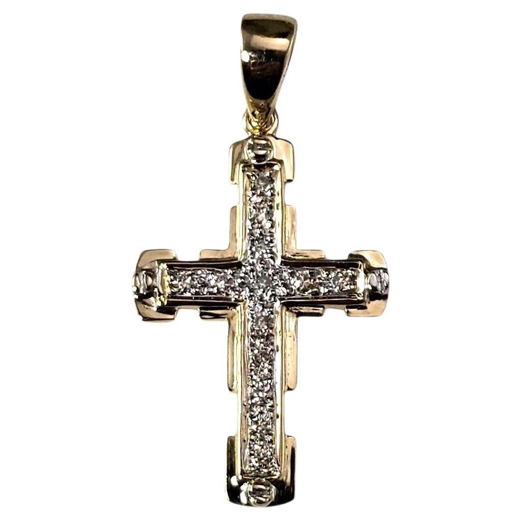 Pendentif croix en or jaune et blanc 14K avec diamants #23848