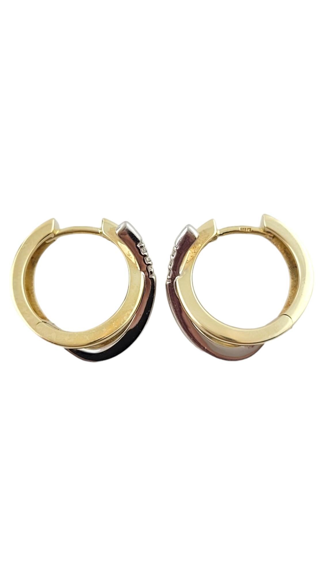 Cerchi con diamanti in oro giallo e bianco 14K

Questo bellissimo set di orecchini a cerchio è stato meticolosamente realizzato in oro bianco e giallo 14K e presenta sei scintillanti diamanti rotondi taglio brillante!

Peso totale approssimativo del
