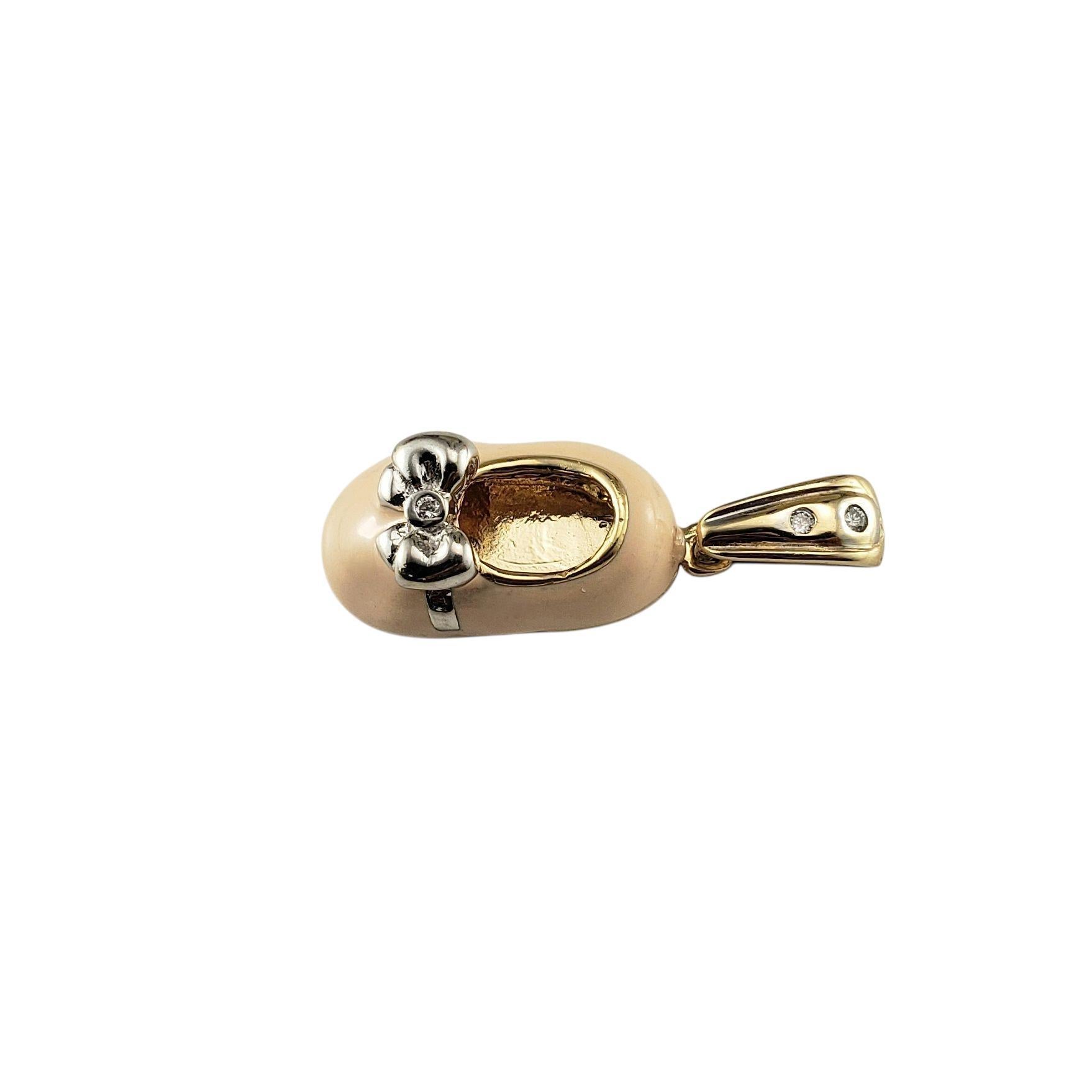 Charm de chaussure de bébé en or jaune et blanc 14K et émail de diamants-

Douce et sentimentale, cette charmante chaussure de bébé est rehaussée d'un émail rose brillant et d'un délicat nœud en or blanc sur le devant. Le nœud scintille de trois