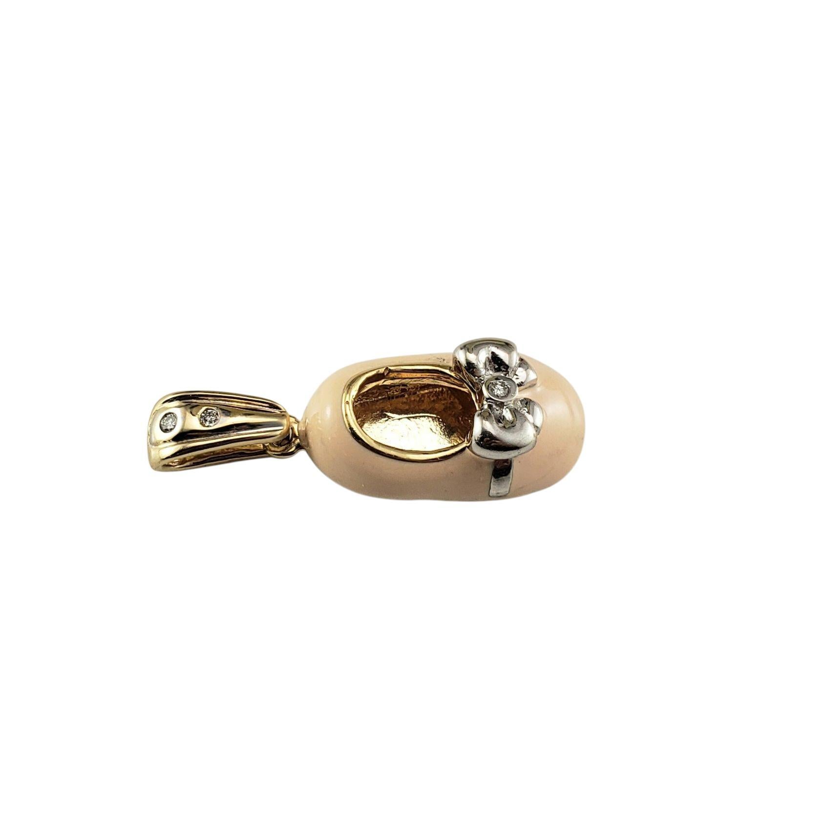 Contemporain Or jaune et blanc 14K Diamant émail breloque chaussure bébé #23116 en vente