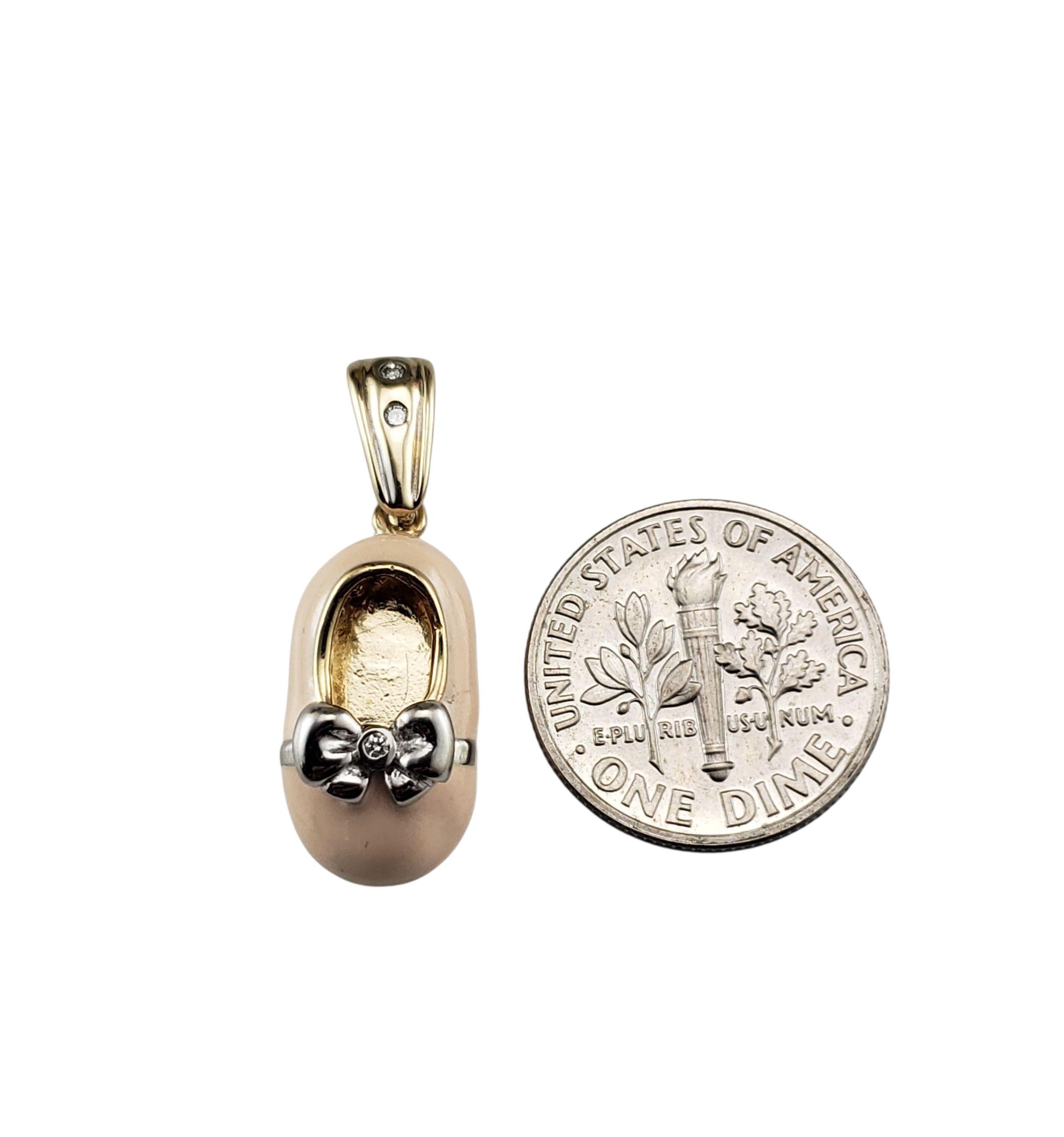 Or jaune et blanc 14K Diamant émail breloque chaussure bébé #23116 Bon état - En vente à Washington Depot, CT