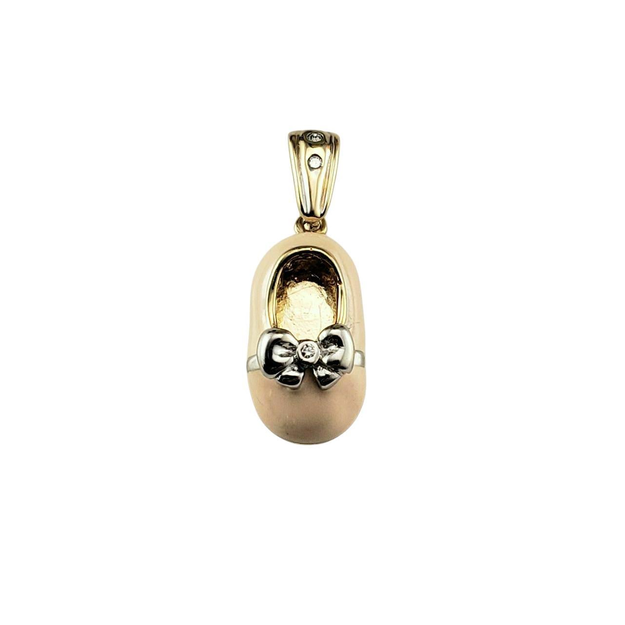 Or jaune et blanc 14K Diamant émail breloque chaussure bébé #23116 en vente