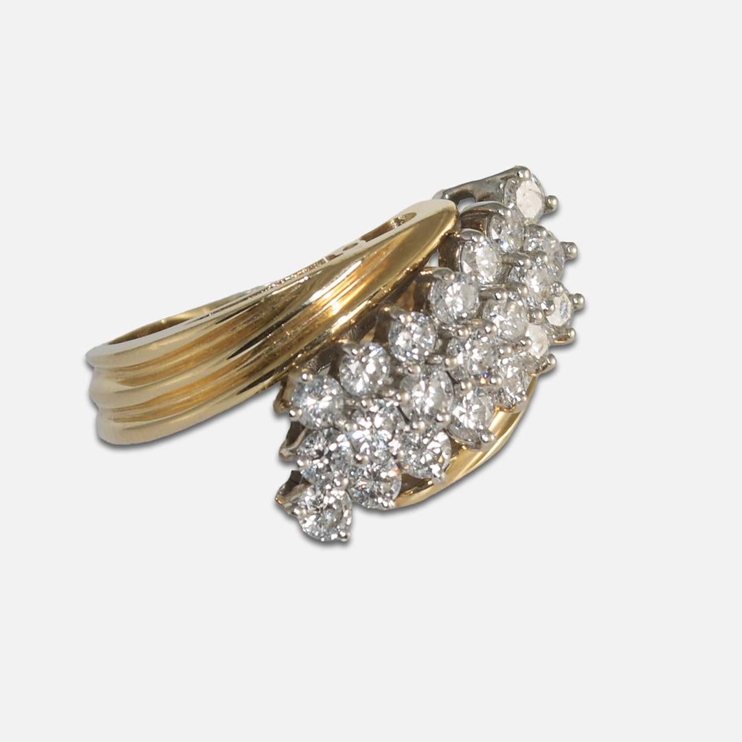 Ce magnifique modèle de style voyageur en or jaune et blanc 14 carats.
La bague pèse 7,80 grammes.
Il contient vingt-et-un diamants ronds de taille brillant montés en serti clos, d'un poids en carats de 2,10, d'une pureté VS-SI et d'une couleur