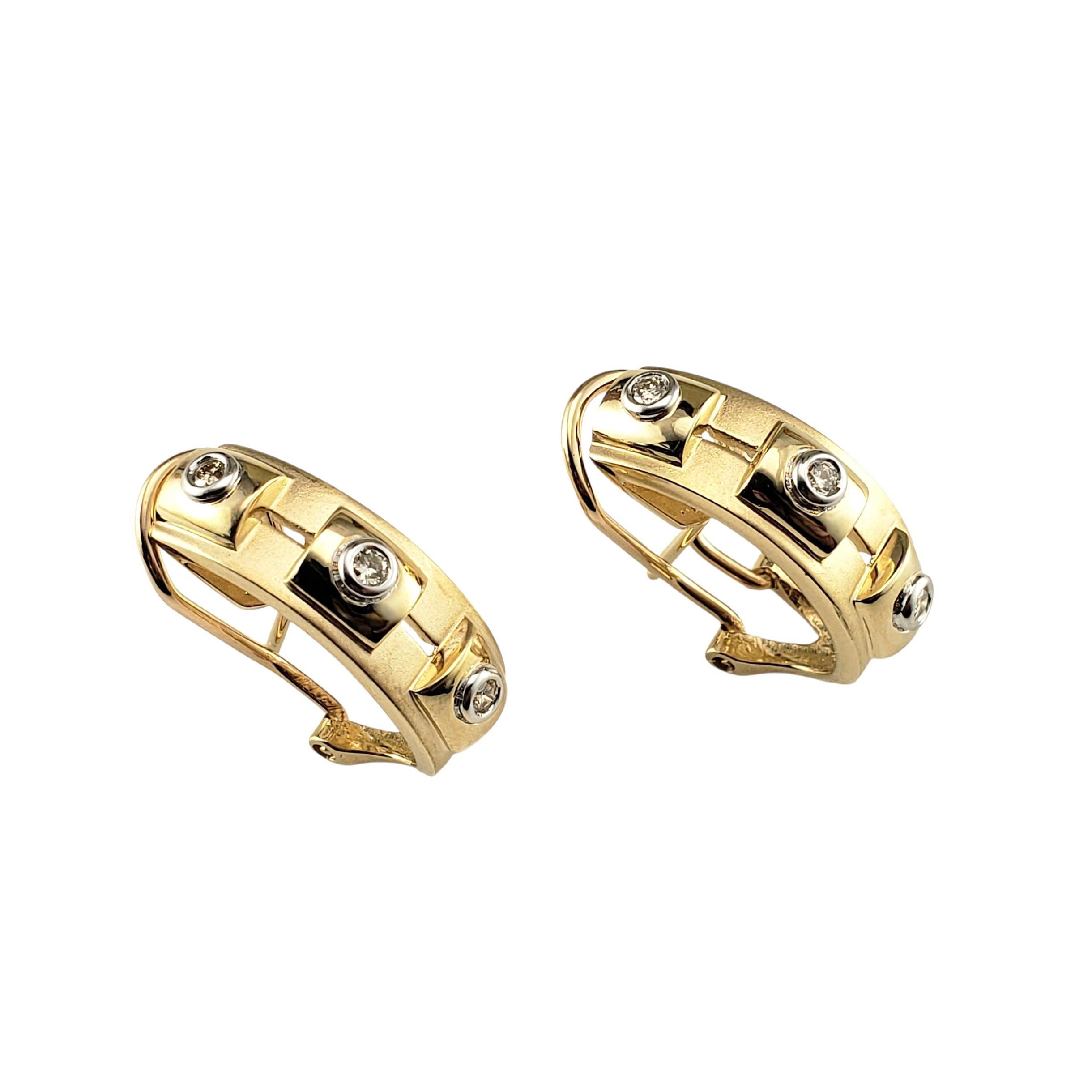 Contemporain Boucles d'oreilles en or jaune et blanc 14K avec diamants et oméga #23118 en vente