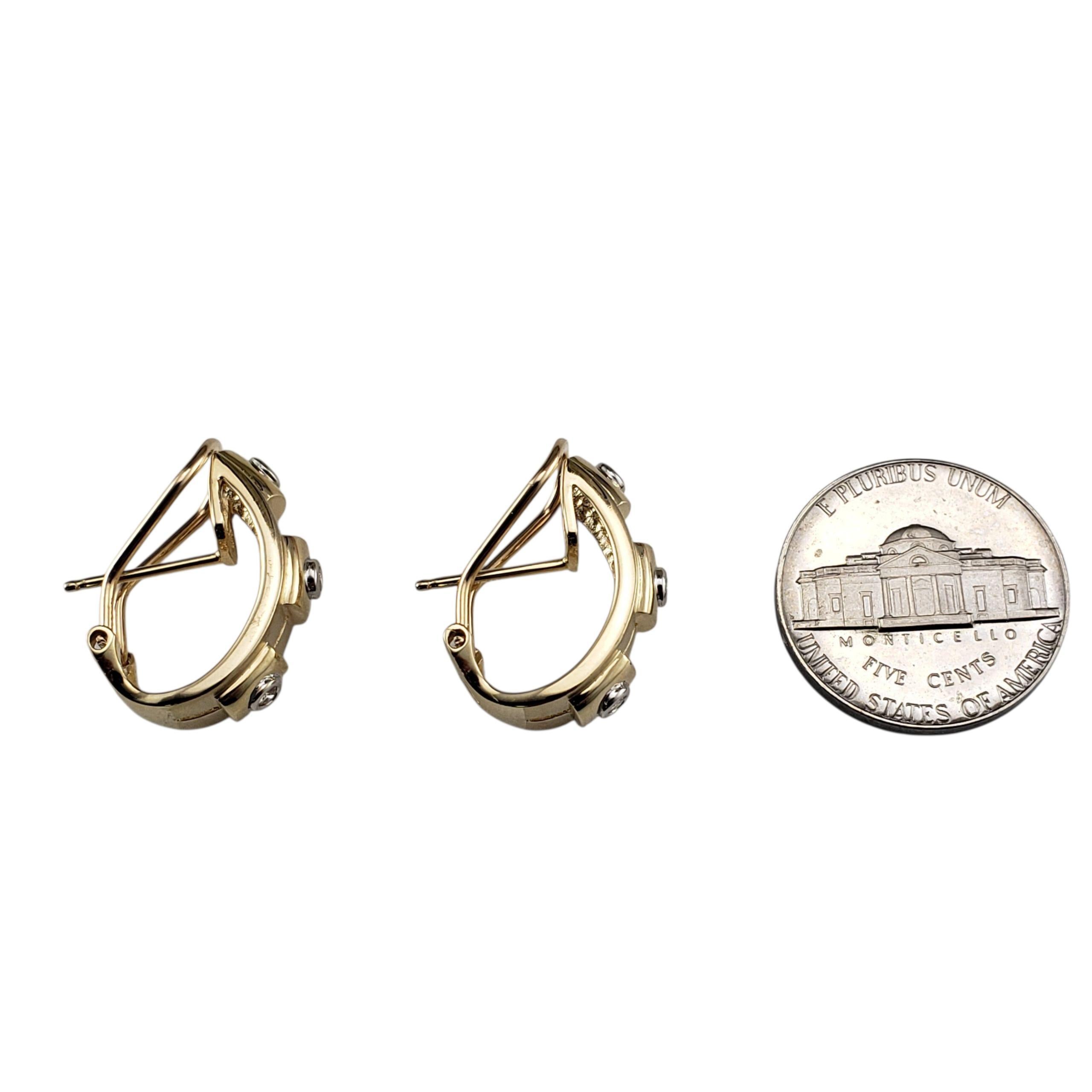 Taille brillant Boucles d'oreilles en or jaune et blanc 14K avec diamants et oméga #23118 en vente