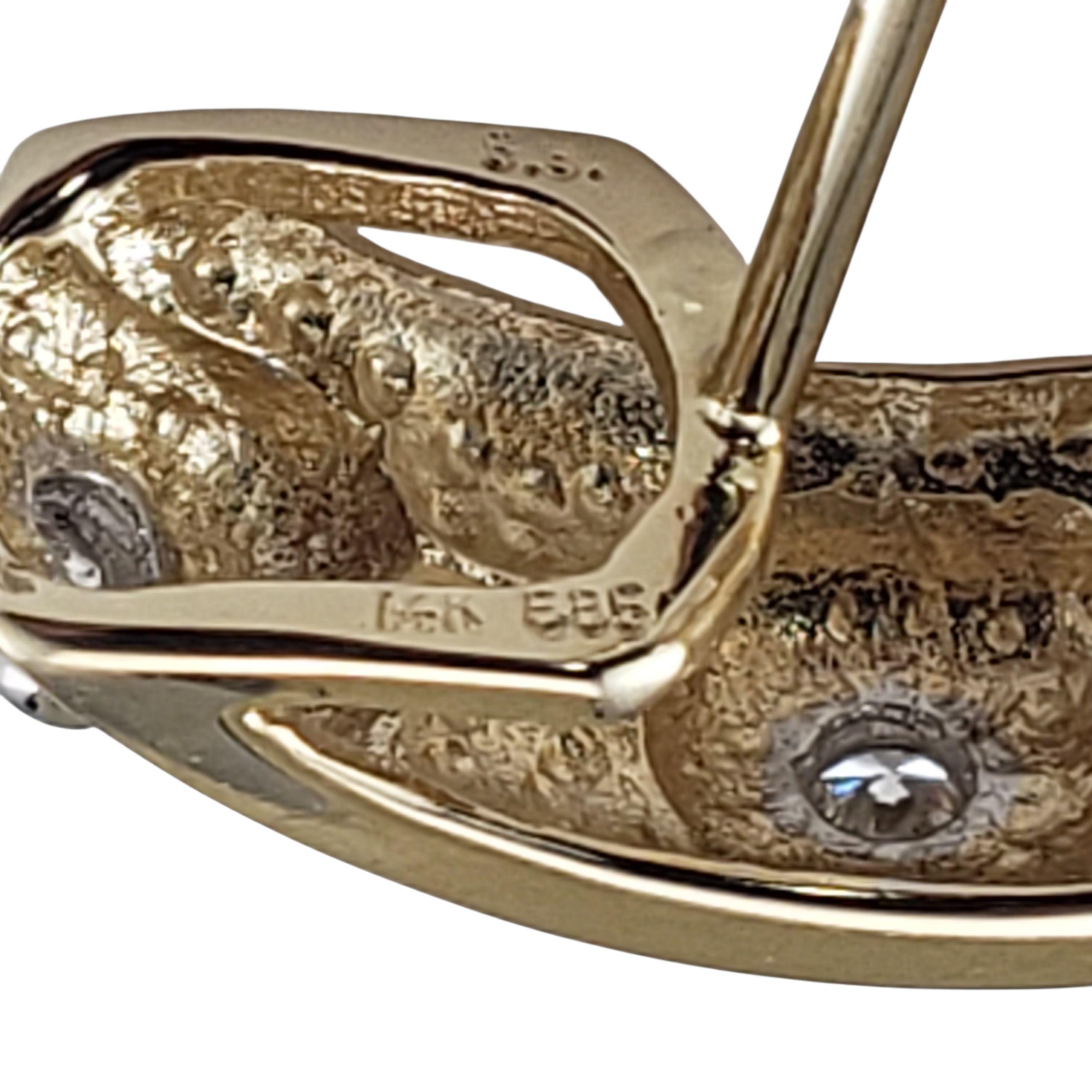 Boucles d'oreilles en or jaune et blanc 14K avec diamants et oméga #23118 Bon état - En vente à Washington Depot, CT